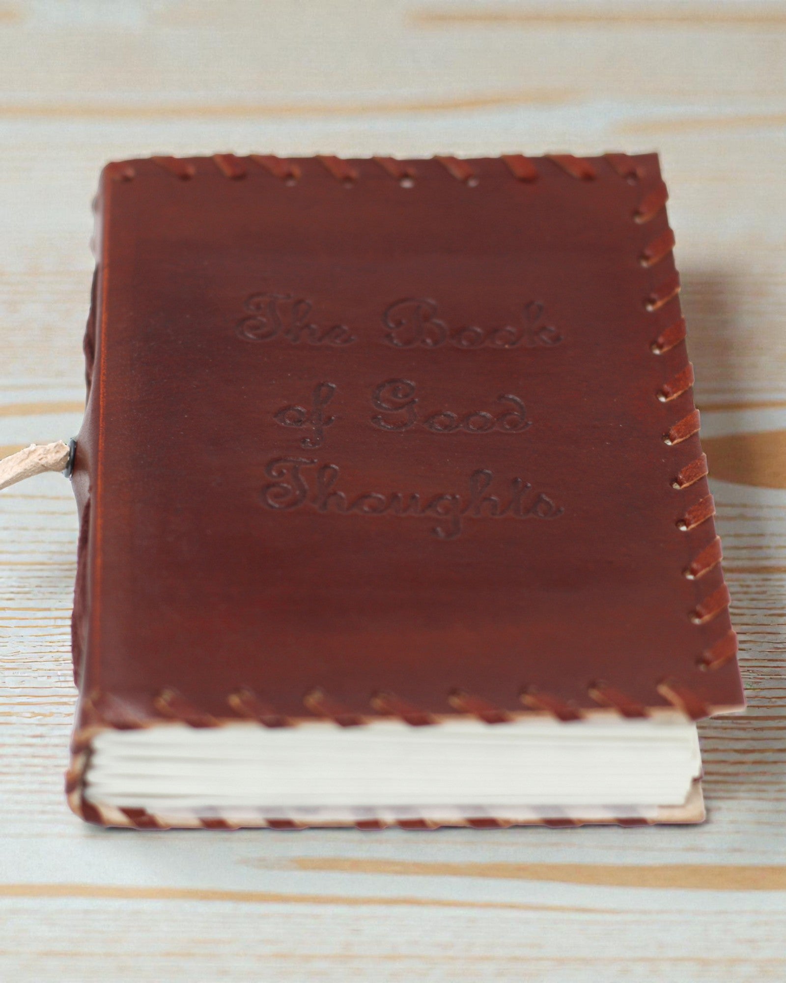 Bőr „Gondolatok jegyzetei” körbetekerhető pántos jegyzetfüzet (38,1x25,4 cm)