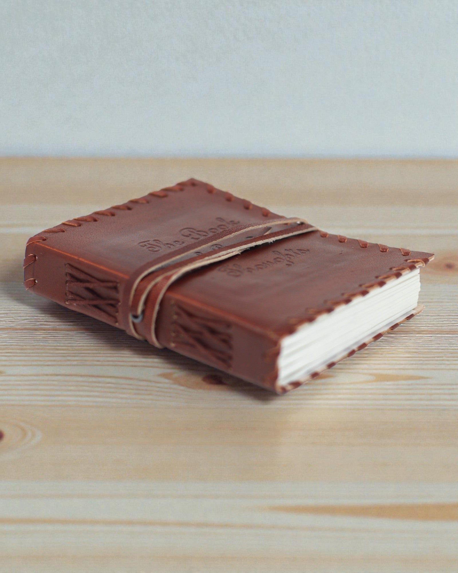 Bőr „Gondolatok jegyzetei” körbetekerhető pántos jegyzetfüzet (38,1x25,4 cm)