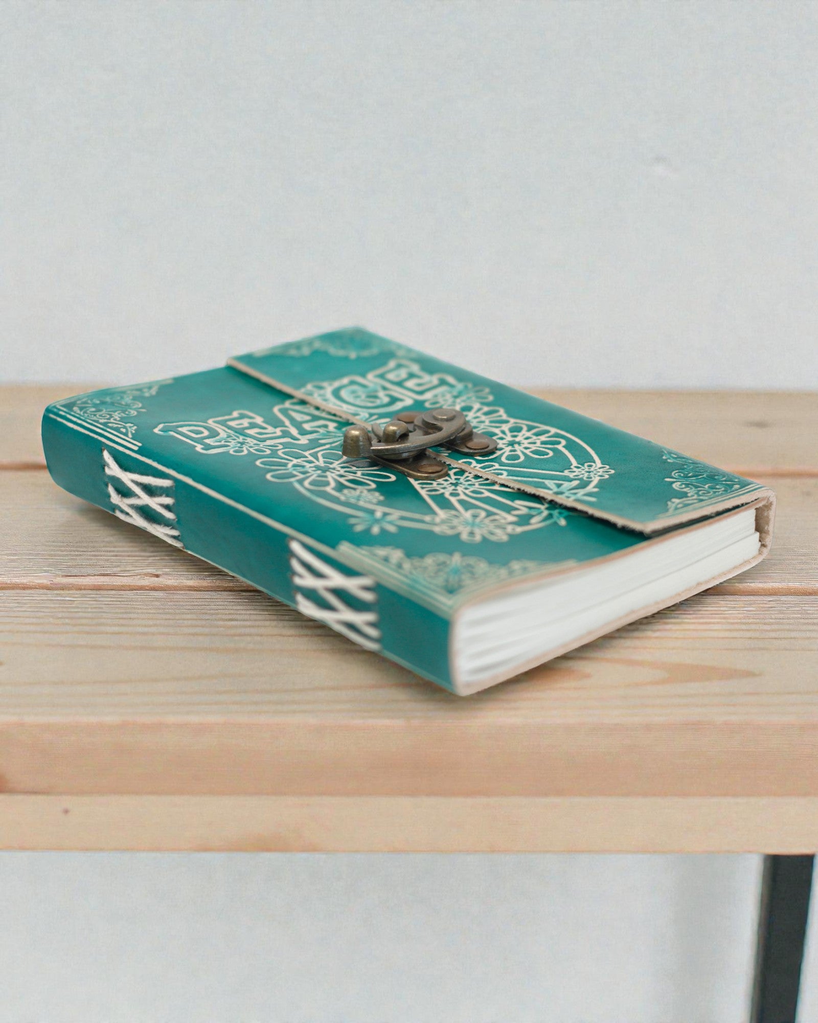 Türkizszínű bőr jegyzetfüzet „Béke” felirattal, cipzárral – Harmónia és nyugalom (18 x 13 cm)
