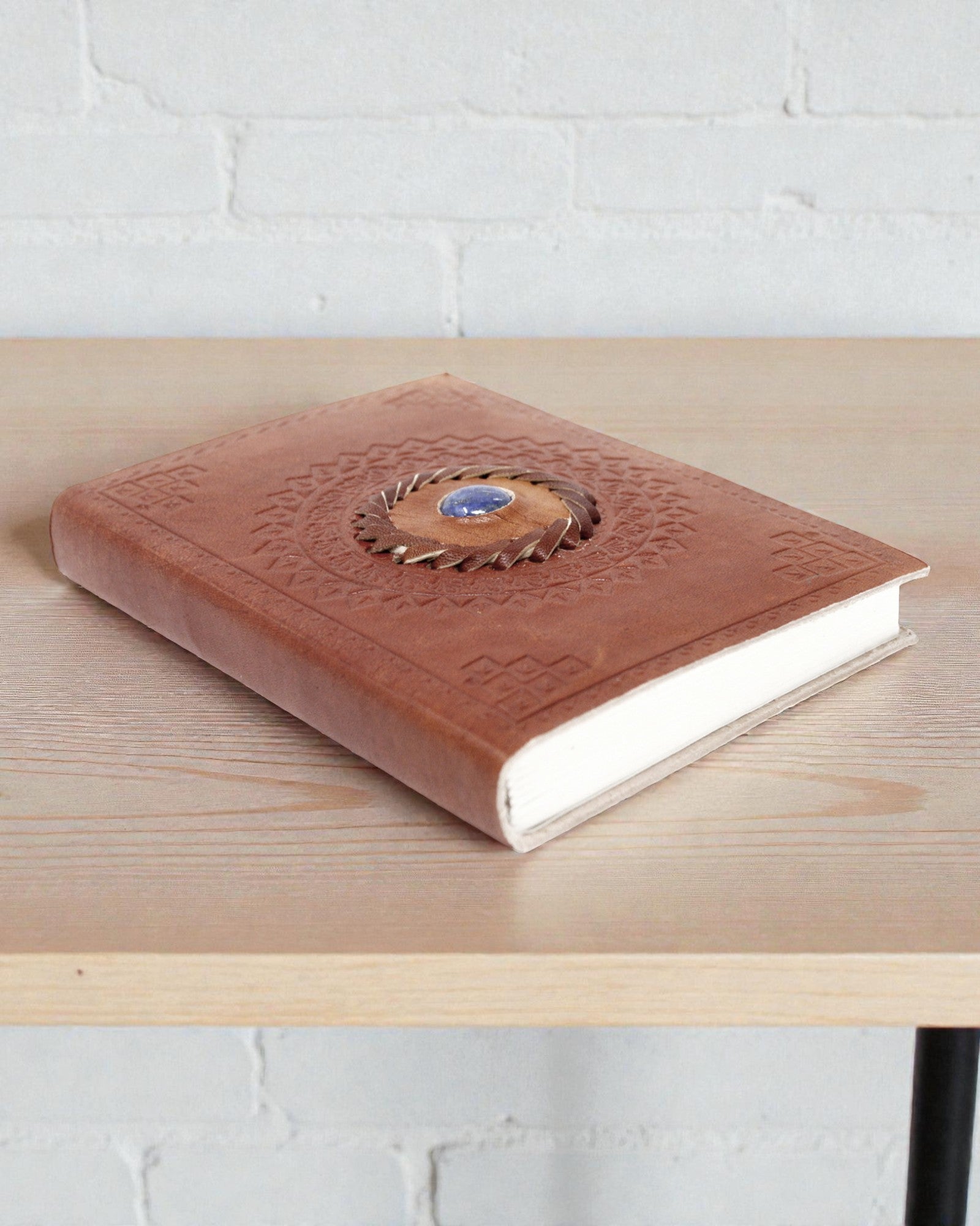 Aurora Lapis – Ręcznie Wykonany Skórzany Notatnik z Kamieniem Lapis Lazuli