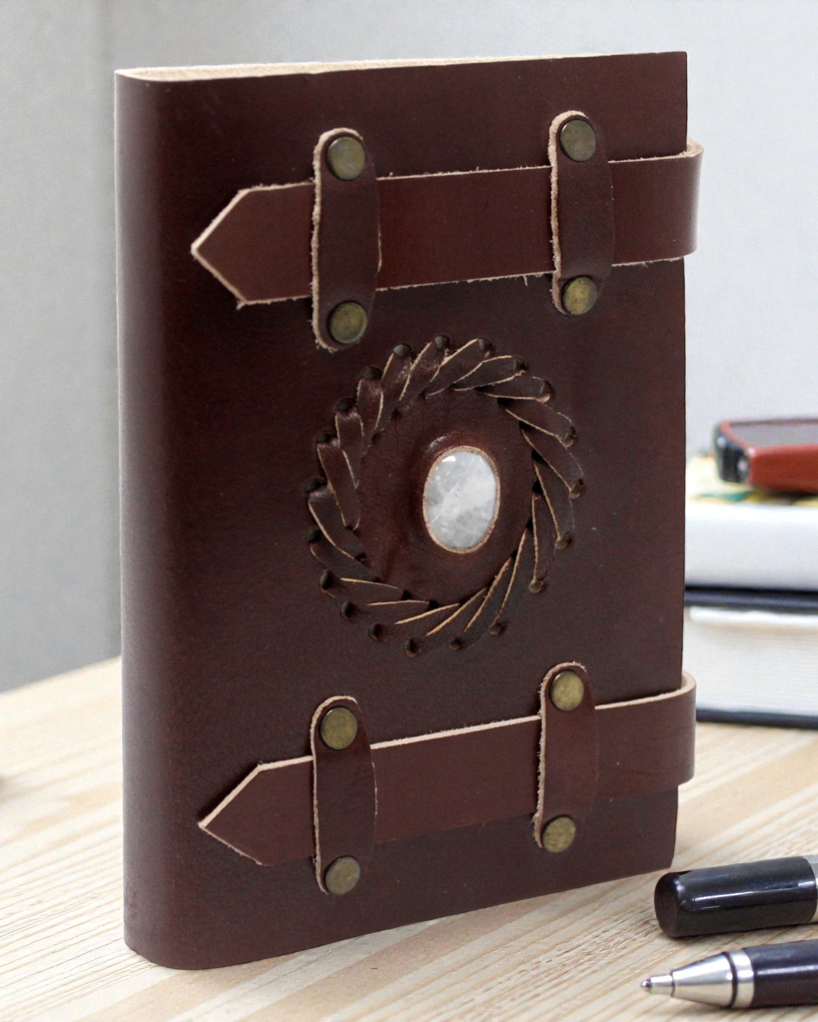 Holdkő bőr jegyzetfüzet szíjakkal, 15x10 cm