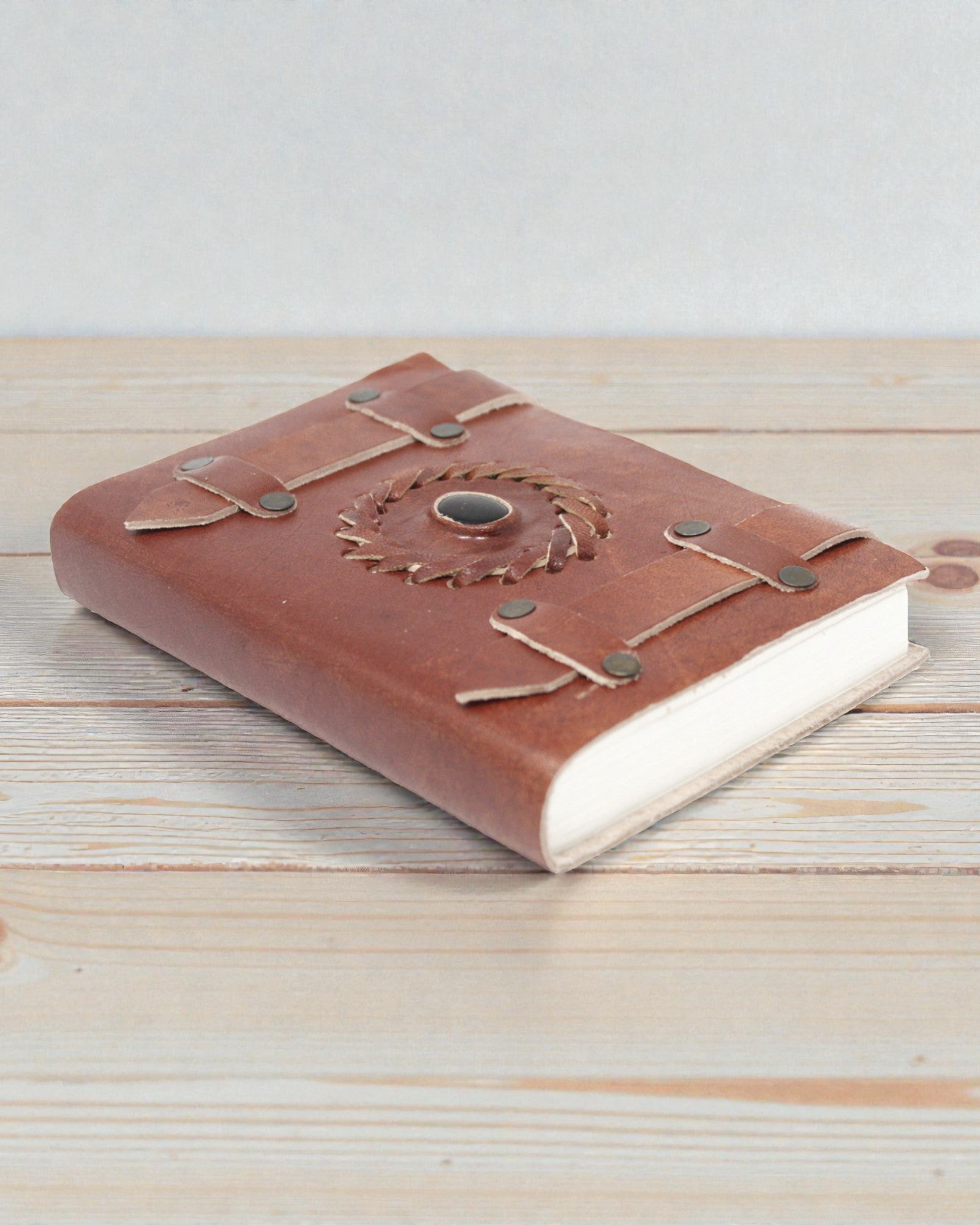 Bőr jegyzetfüzet Fekete Ónix pántokkal – 15x10 cm