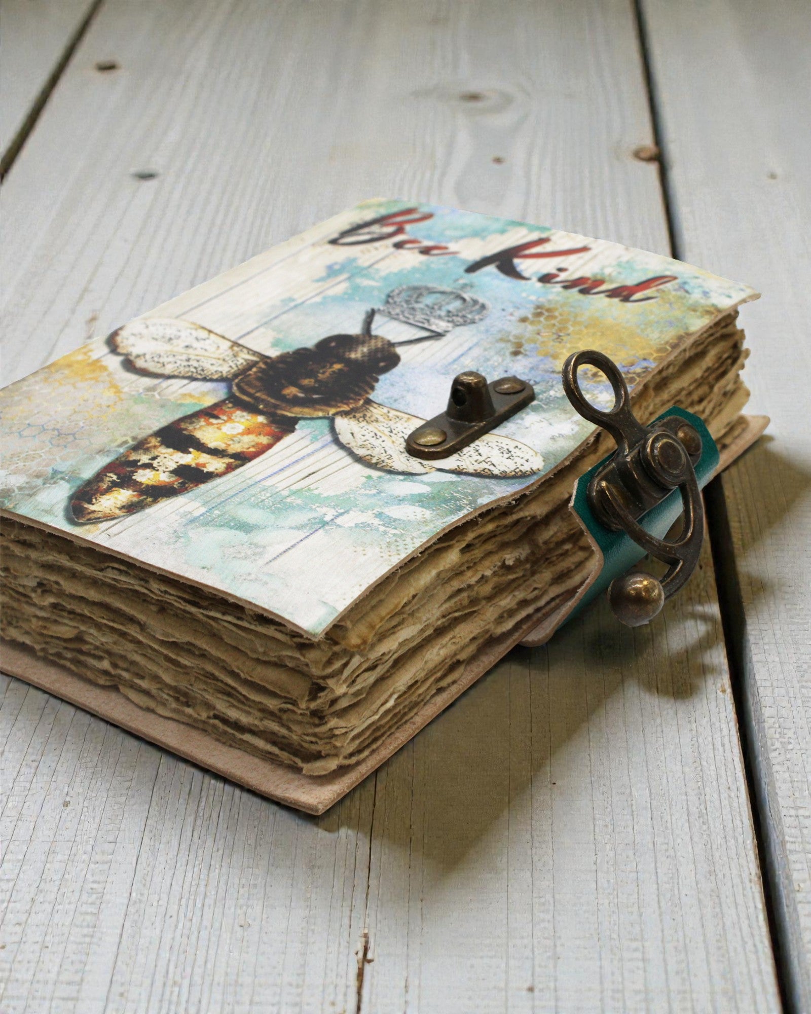 Apis Artis – Bőr jegyzetfüzet „Légy kedves” felirattal, öregített lapokkal