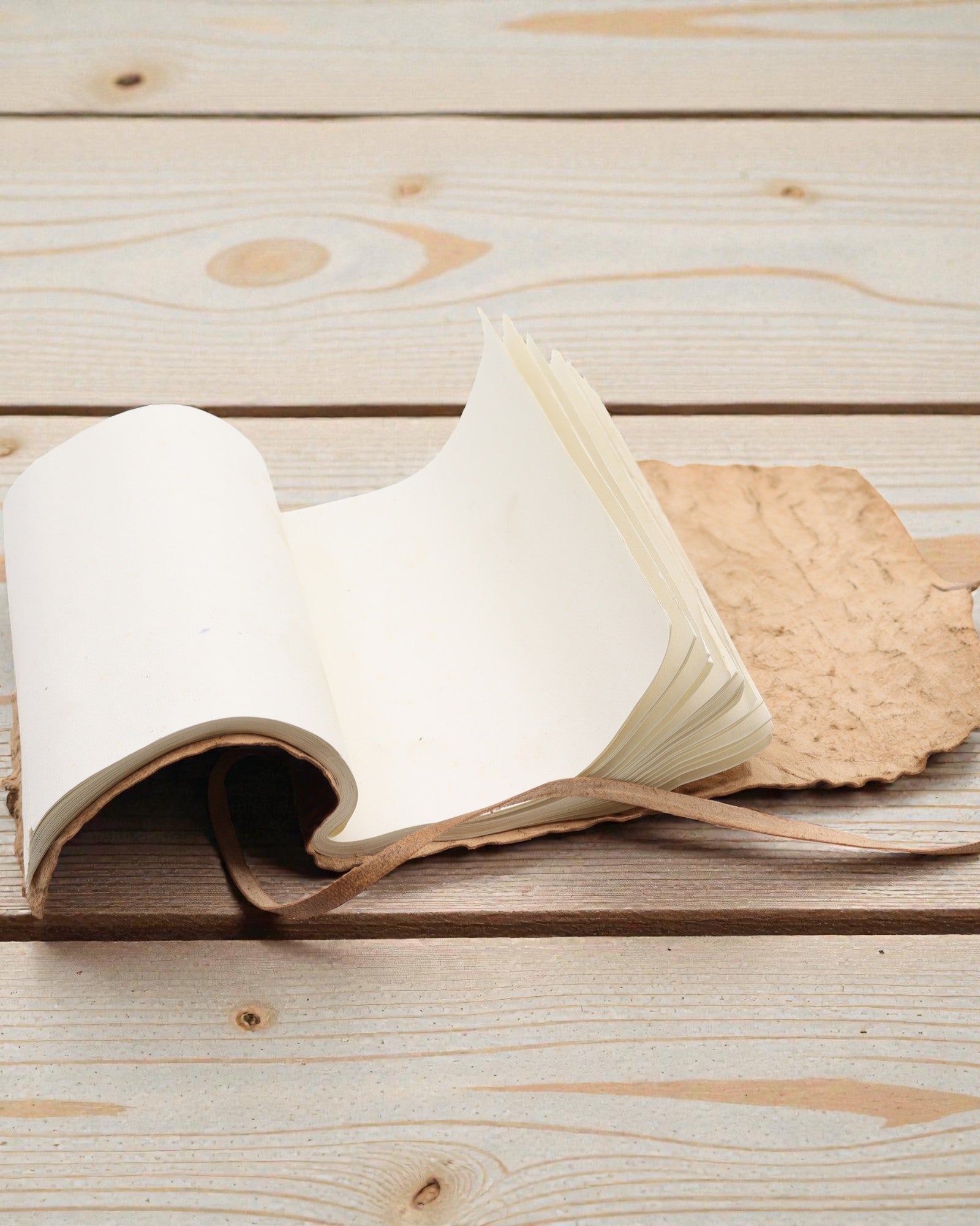 Felcsavarható bőr útinapló – természetes (21 x 15 cm)