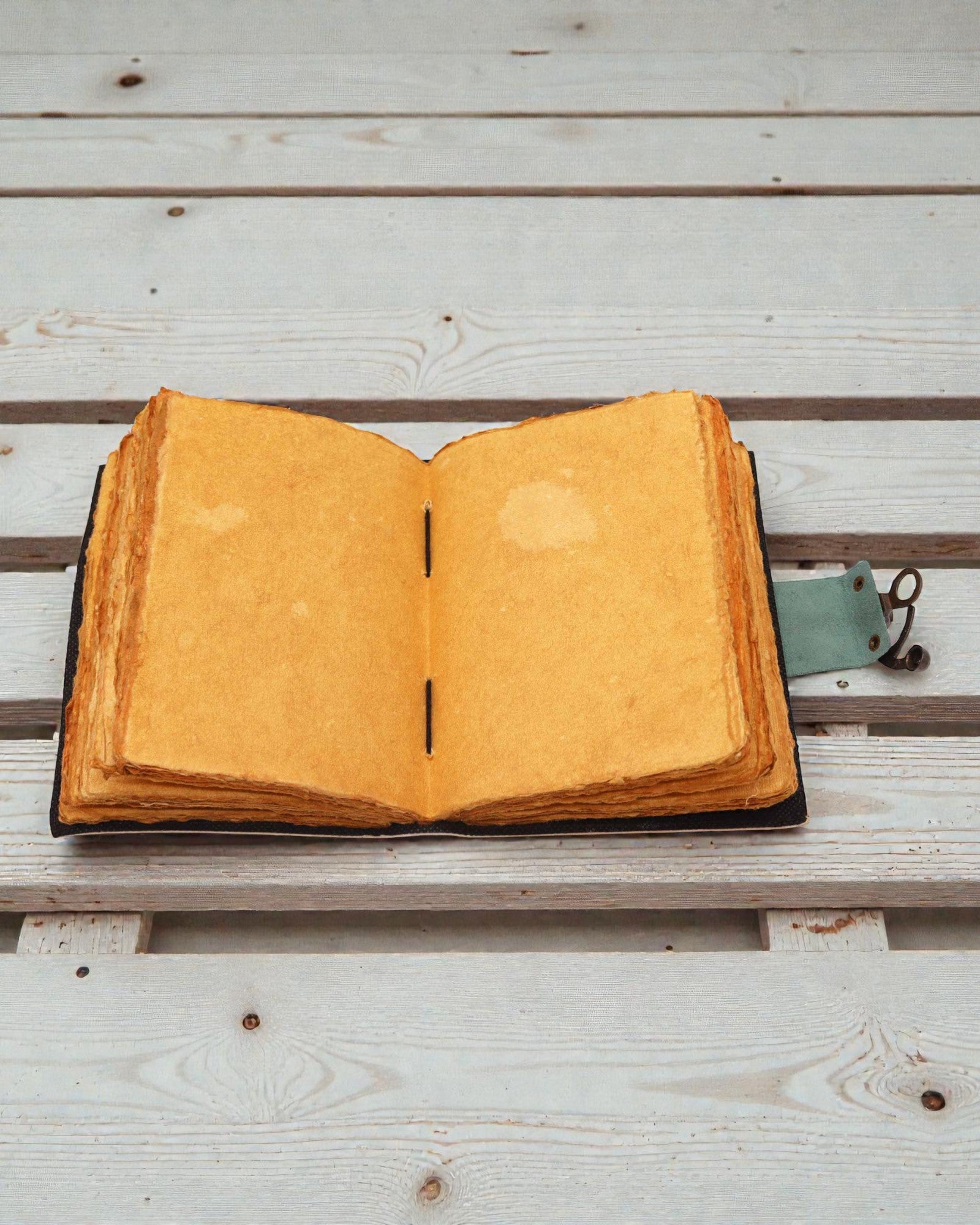 Bőrkötésű jegyzetfüzet Buddha és 7 csakra – a tudatos jelenlét naplója 13 × 18 cm