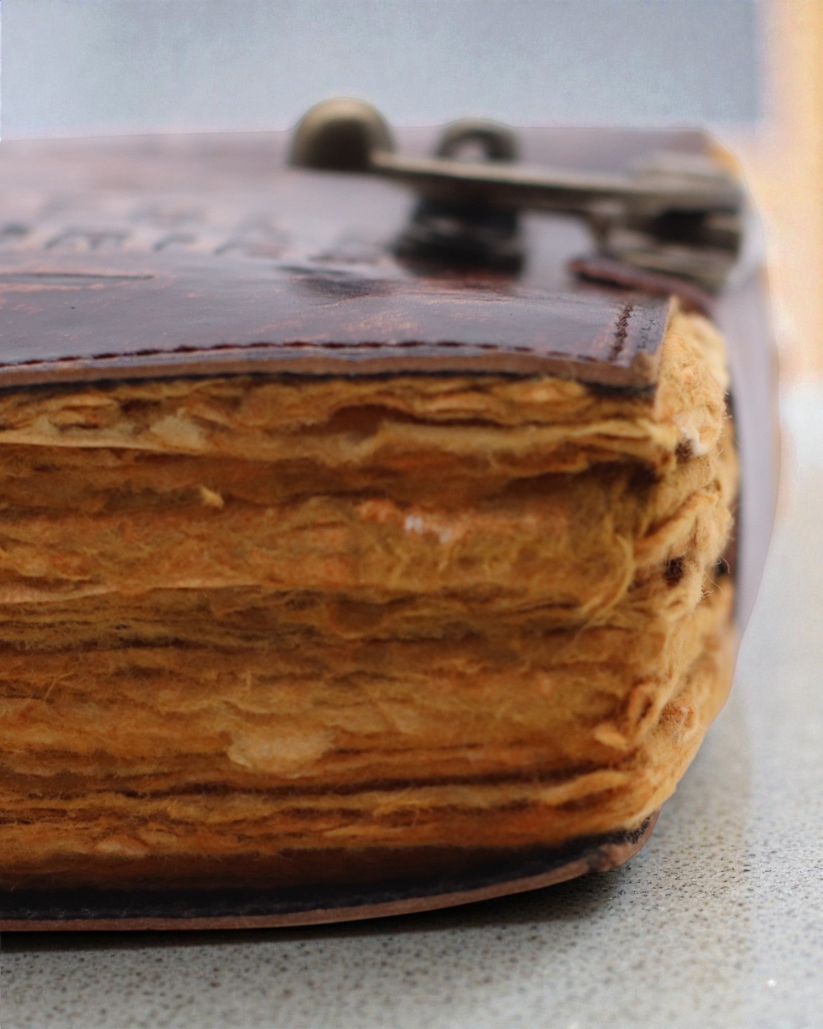 Antiqua Stories – bőr jegyzetfüzet antikolt lapokkal, 15 × 10 cm, Az el nem mondott történetek jegyzetei