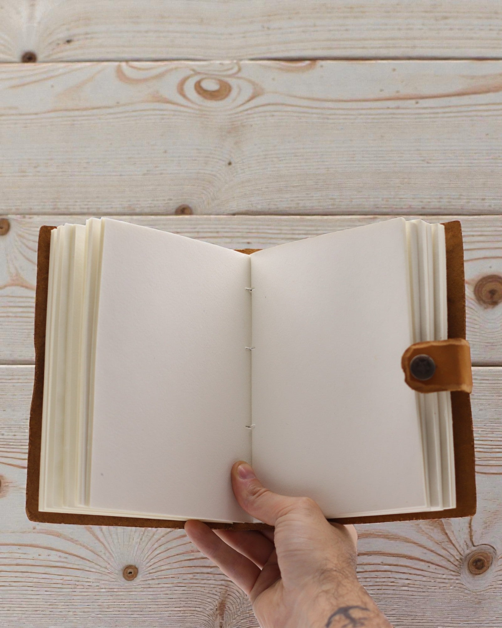 Skórzany Notatnik z Wytłoczonymi Kwiatami – brązowy (17,8 x 12,7 cm)