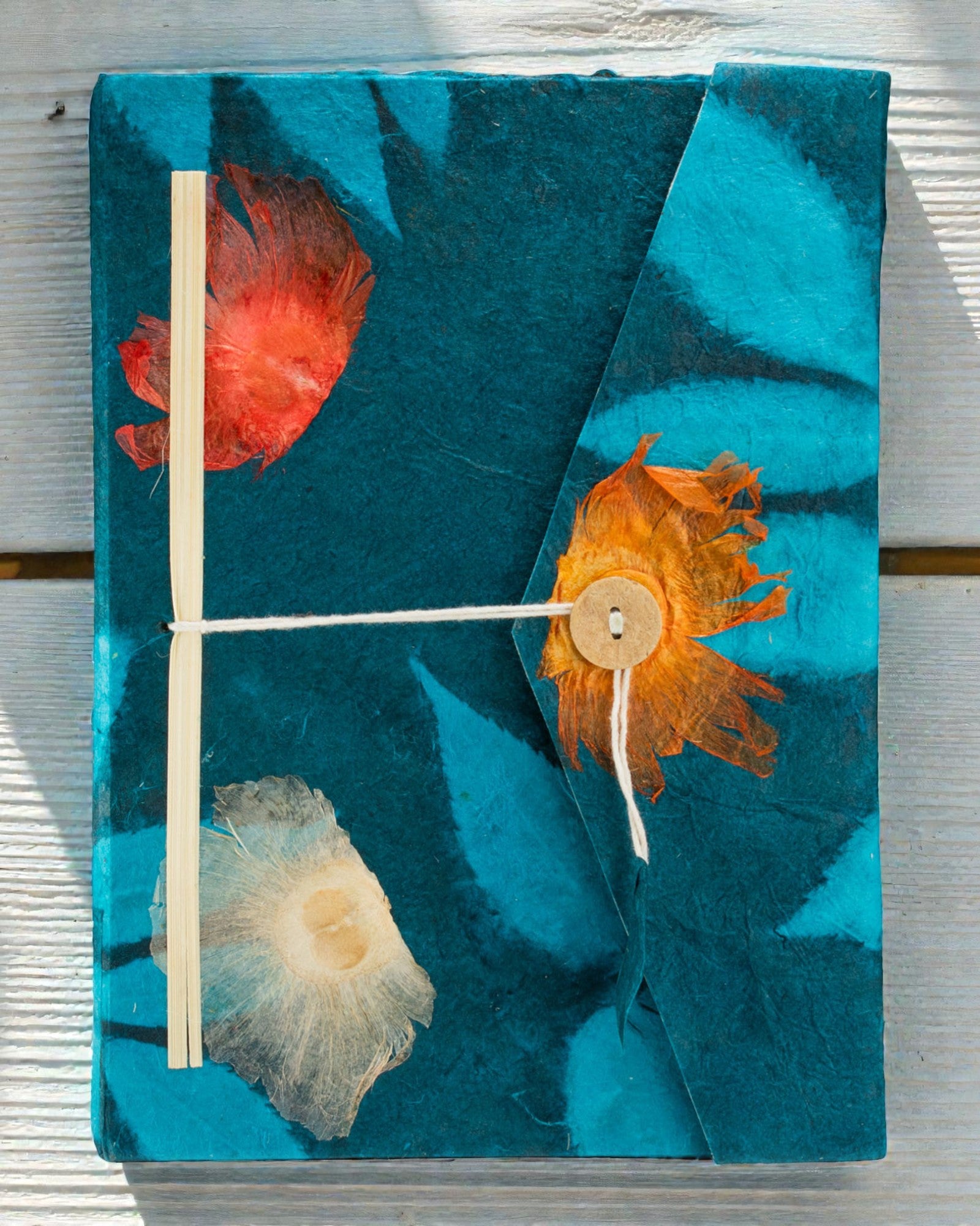 Lokta merész virágmintás jegyzetfüzet – nagy (21x15cm) – 45 lap – jegyzetjelzőt tartalmaz – éjkék