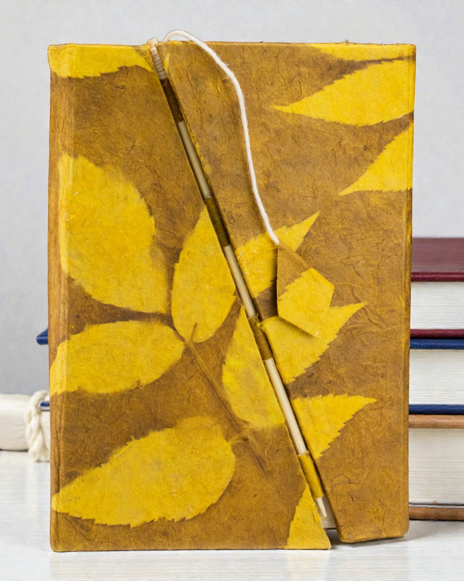 Lokta, merész virágmintás, bambuszzáras jegyzetfüzet – közepes (15x12 cm) – 45 lap – mustárbarna