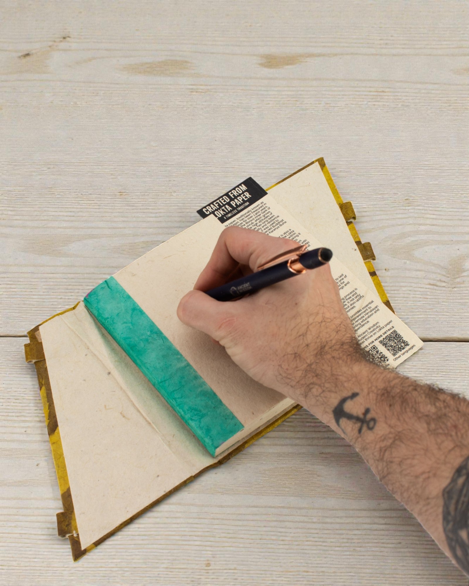 Lokta, merész virágmintás, bambuszzáras jegyzetfüzet – közepes (15x12 cm) – 45 lap – mustárbarna