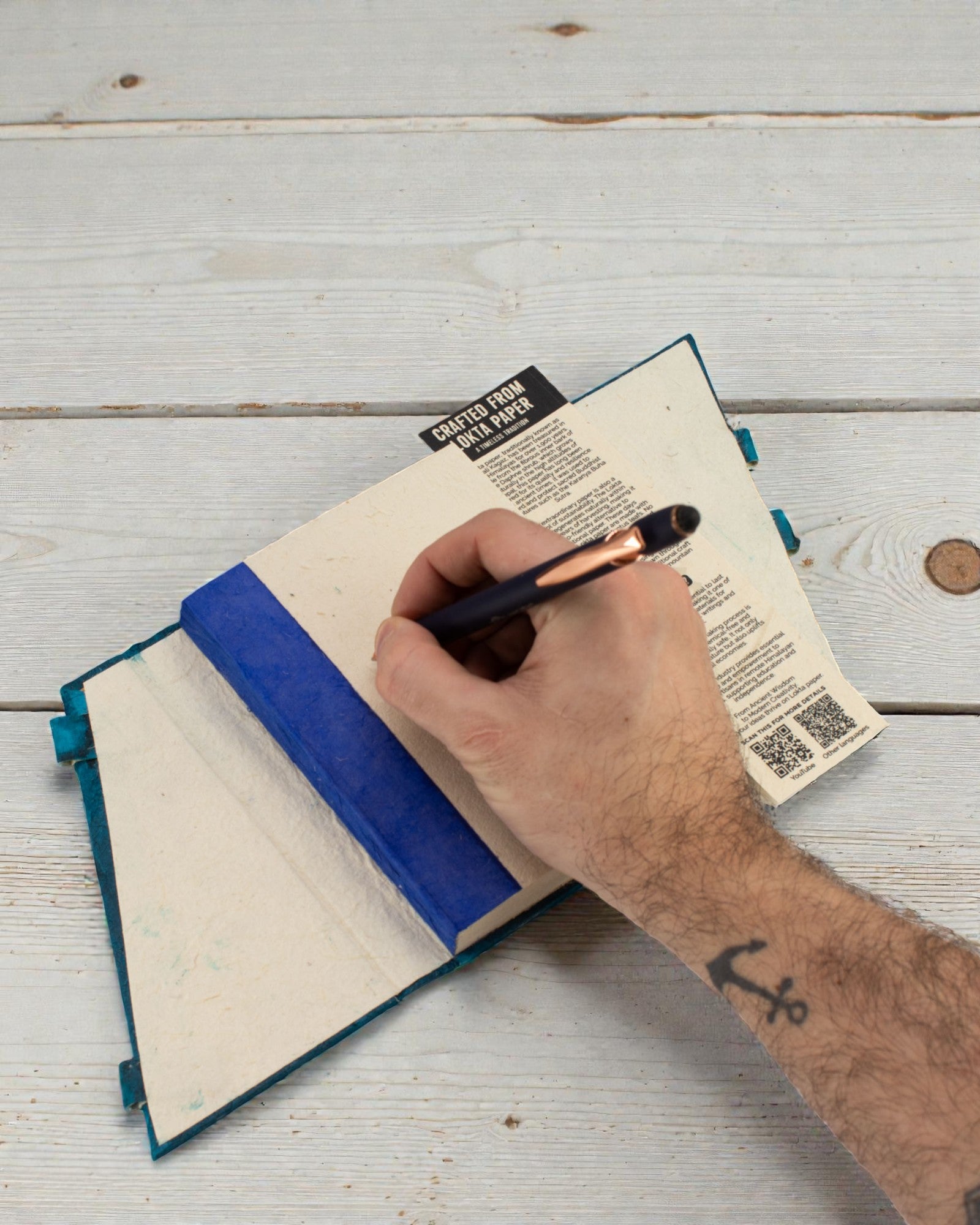 Közepes Lokta jegyzetfüzet Merész virágok – sötétkék (45 lap, 15 x 12 cm)