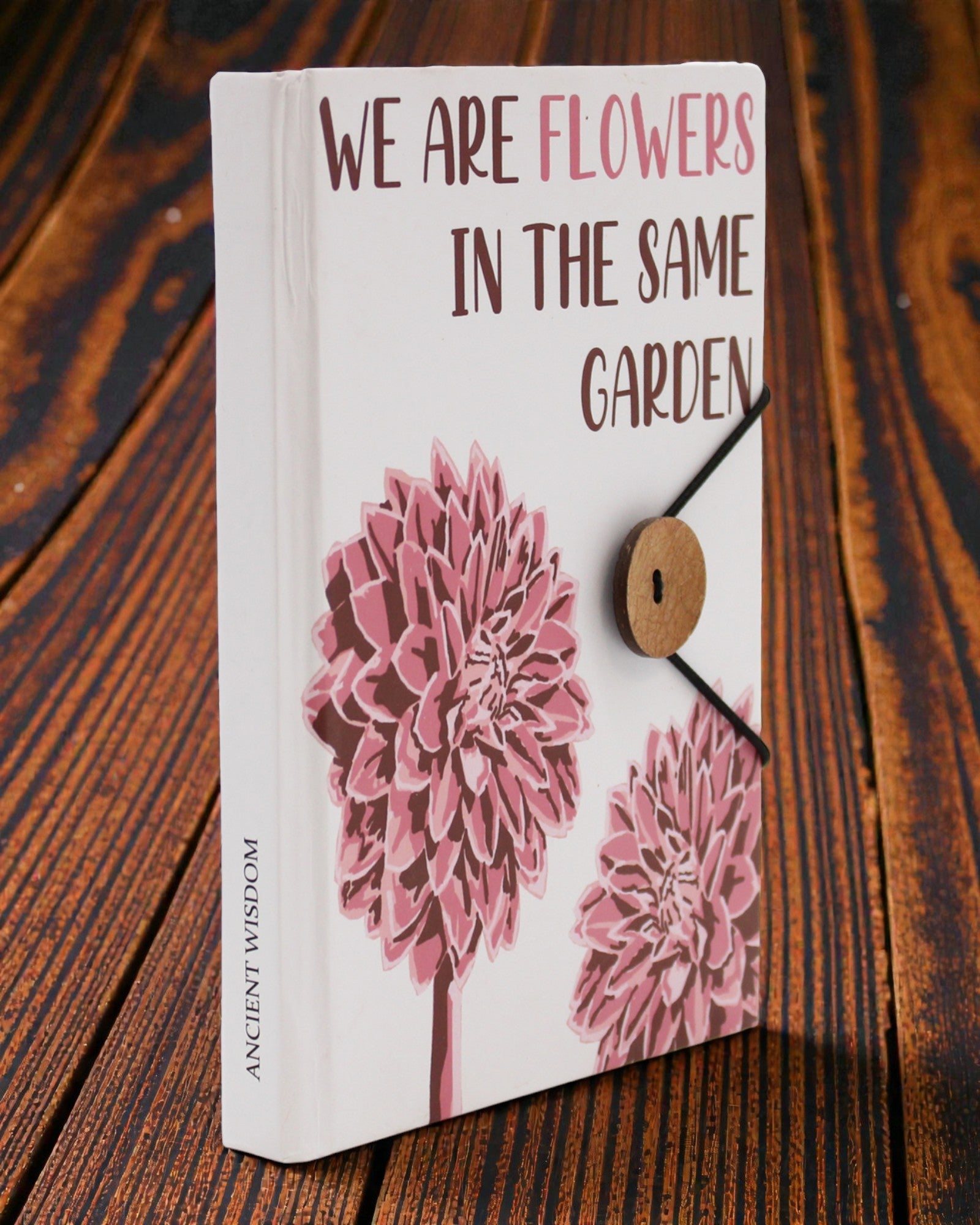 Virágok együtt – kis jegyzetfüzet pánttal és kókuszgombbal 18 × 12,5 cm, 200 oldal