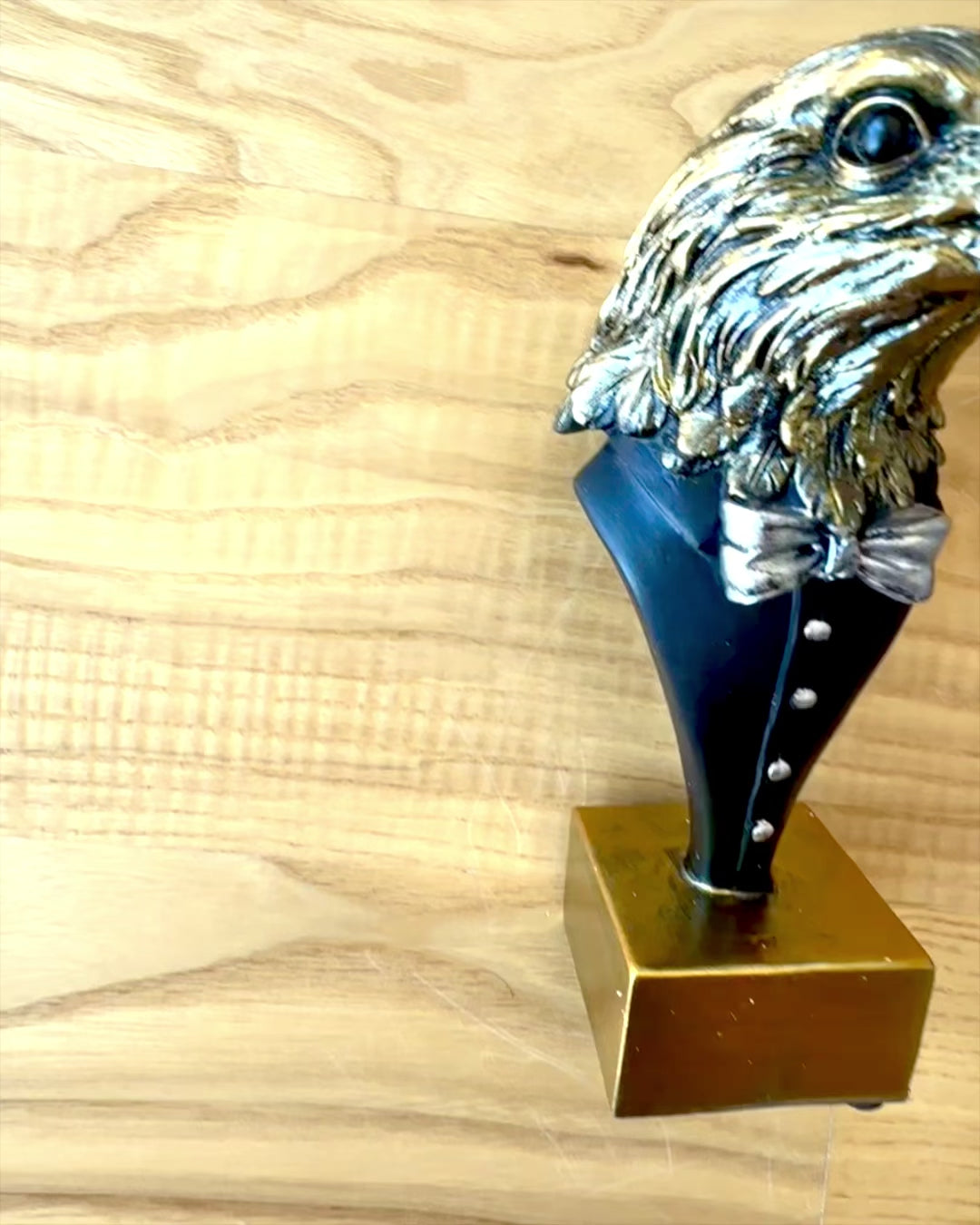 Büffel Warden Sasfej Szobor – Elegáns Frakkban, Gravírozási Lehetőséggel Ajándékba