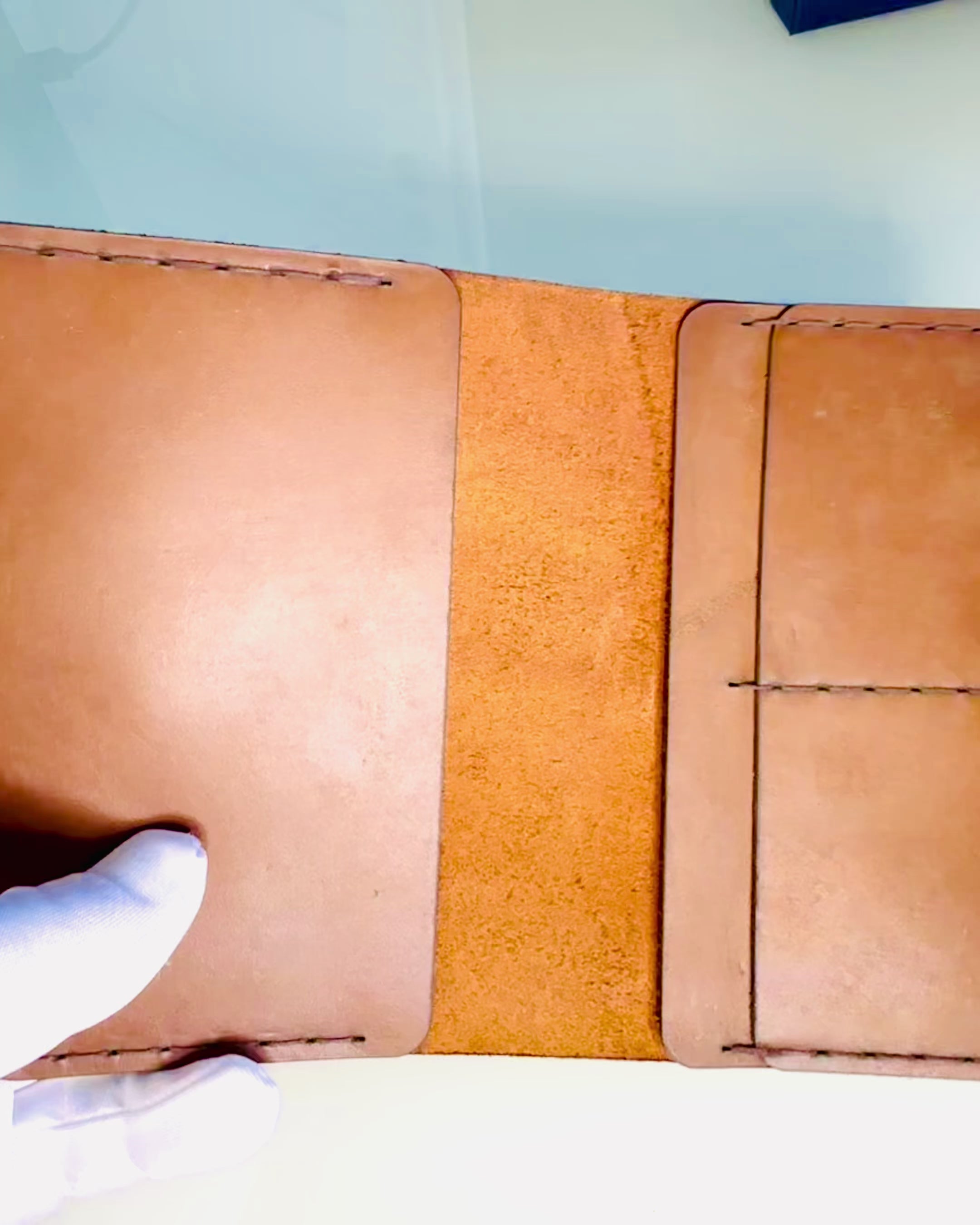 "Utazó" tok - Bőr tok útlevélhez, gravírozással személyre szabható - 2 színváltozat