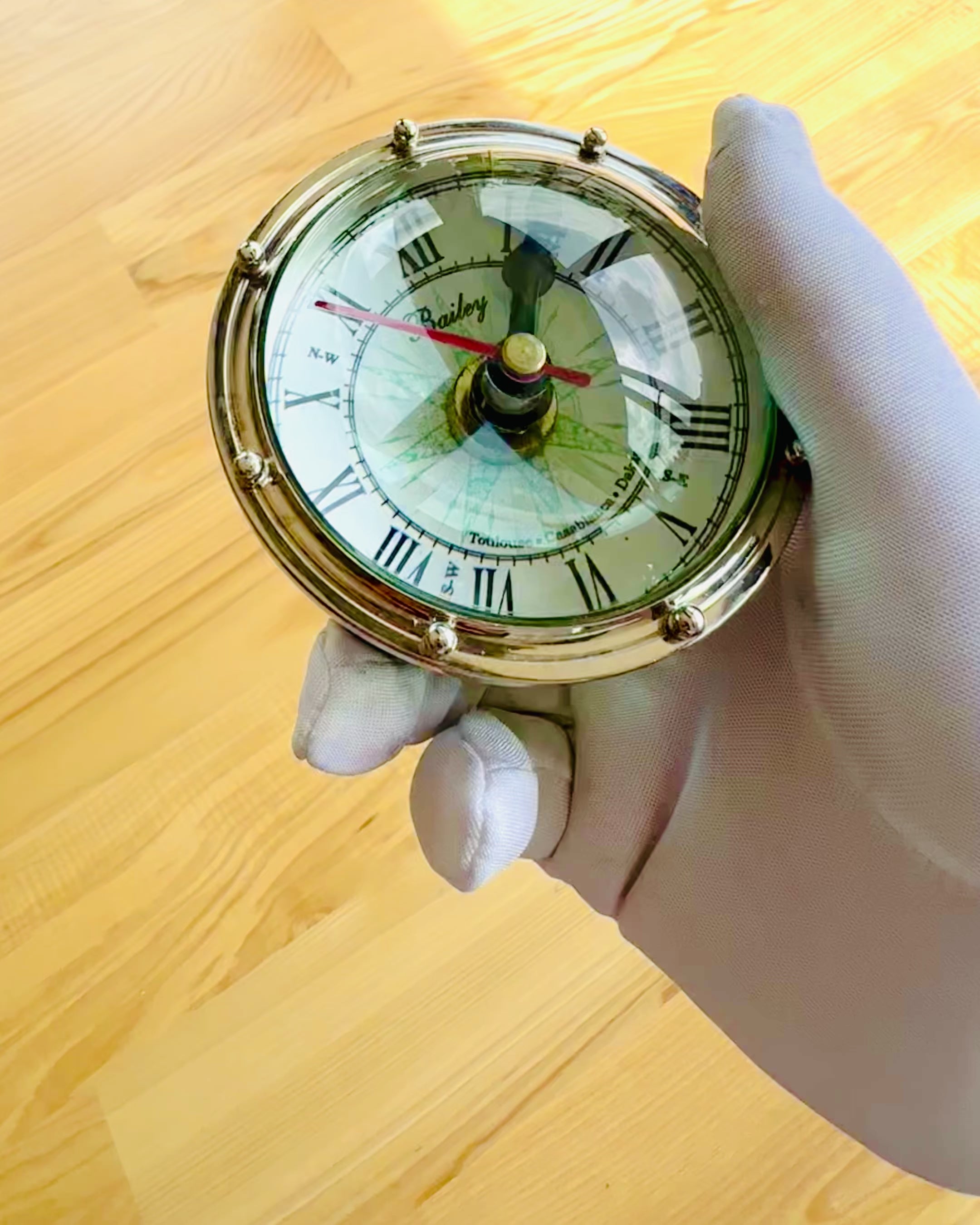 Bailey Compass Clock - Elegáns Óra Kompasszal és Gravírozási Lehetőséggel