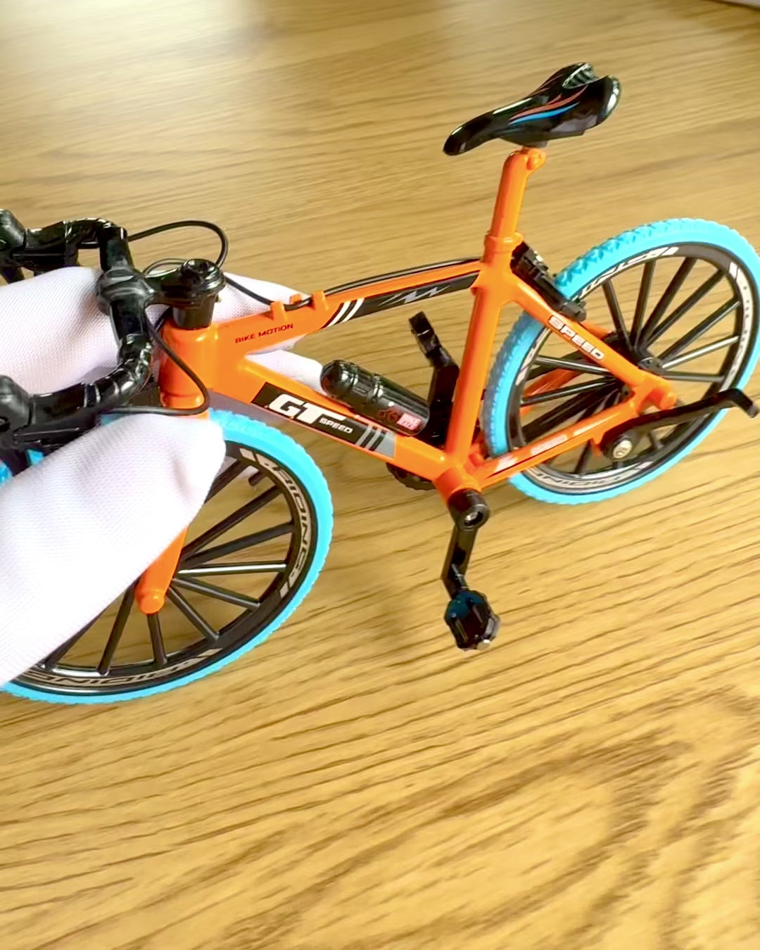 Miniatűr fém modell kerékpár gyűjtőknek "Speed Rider 1.2" – személyre szabás gravírozással ajándékba, 2 színváltozatban