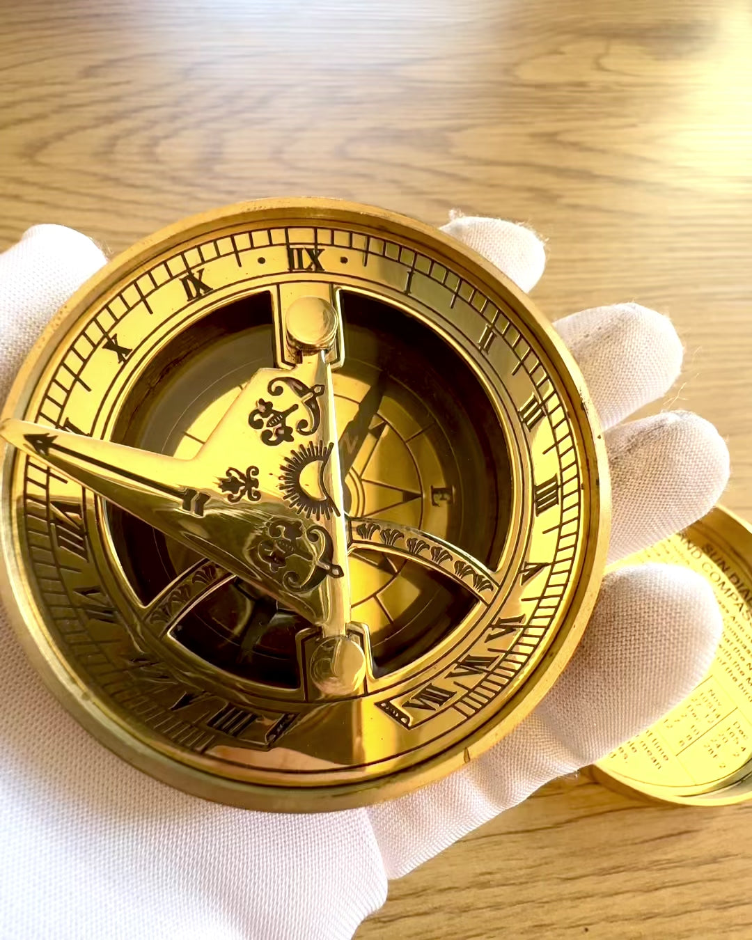 Napkompas Voyager 7cm – sárgaréz napóra kompasszal, személyre szabható gravírozással ajándékba