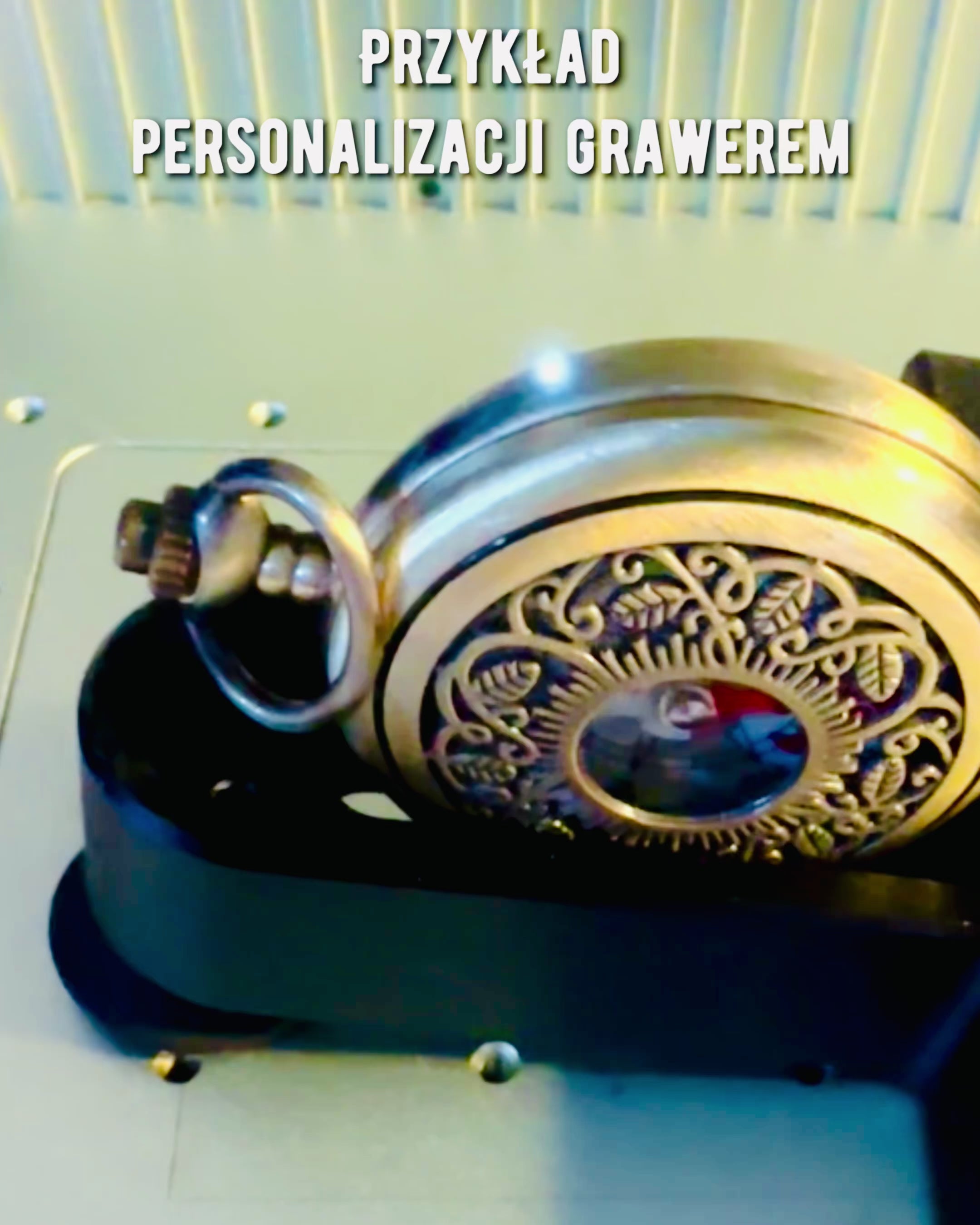 Vintage stílusú navigációs iránytű áttört mintával – barna-arany színben