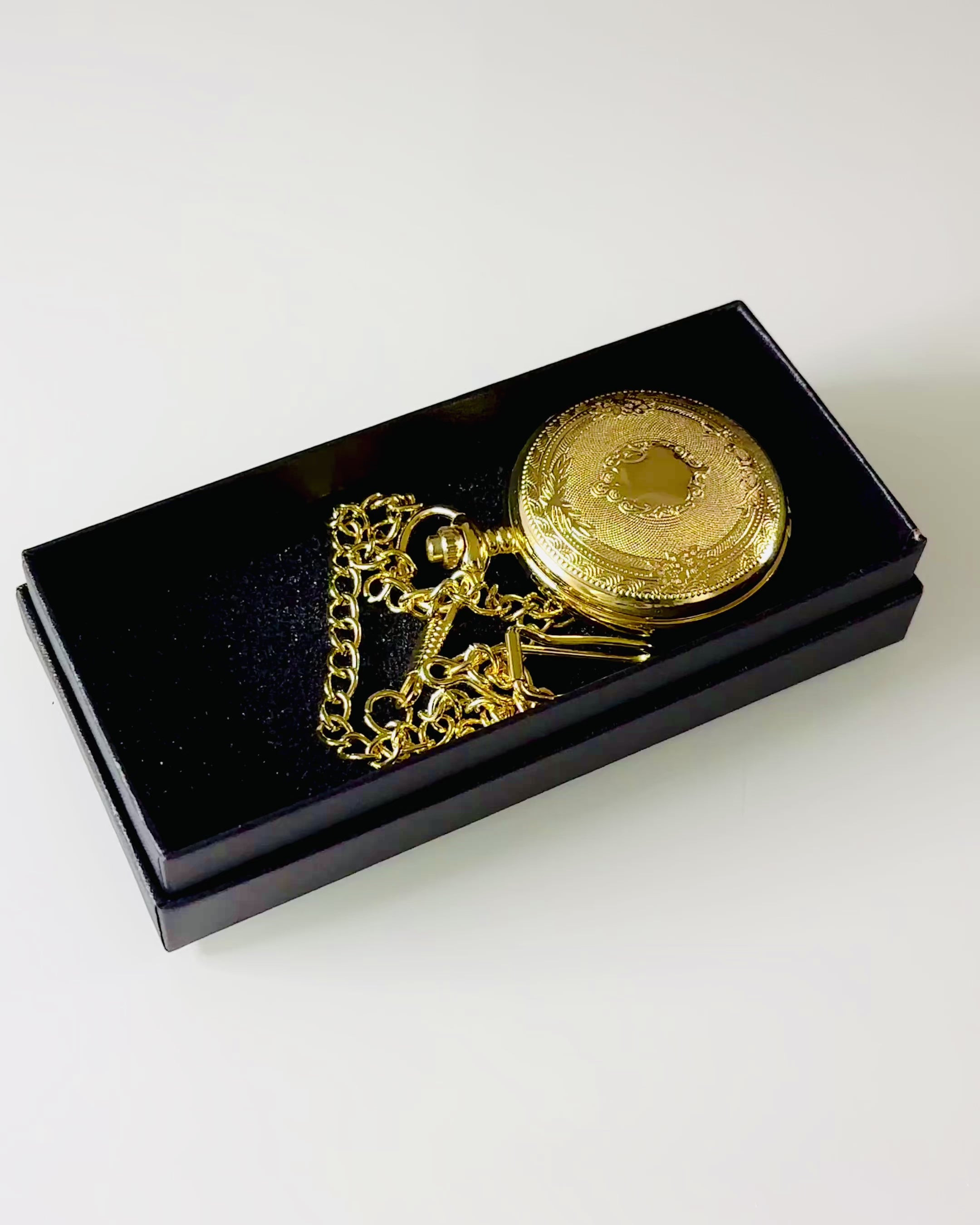 Arany színű Vintage Stílusú Zsebóra Faragásokkal – Elegáns Férfi Kiegészítő, Ideális Ajándékötlet