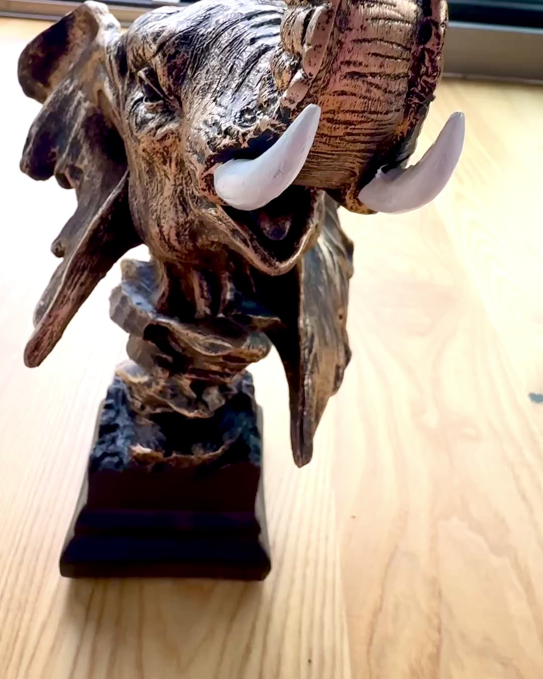 Dekoratív Szobor "Szavanna Büszkesége" – Elefántfej Figura gravírozási lehetőséggel, ajándékba