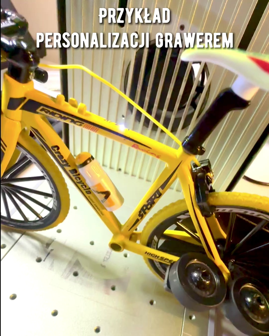 "SpeedMaster" Miniatűr Fém Modell Piros Kerékpár személyre szabás gravírozással ajándékba, 2 színváltozatban