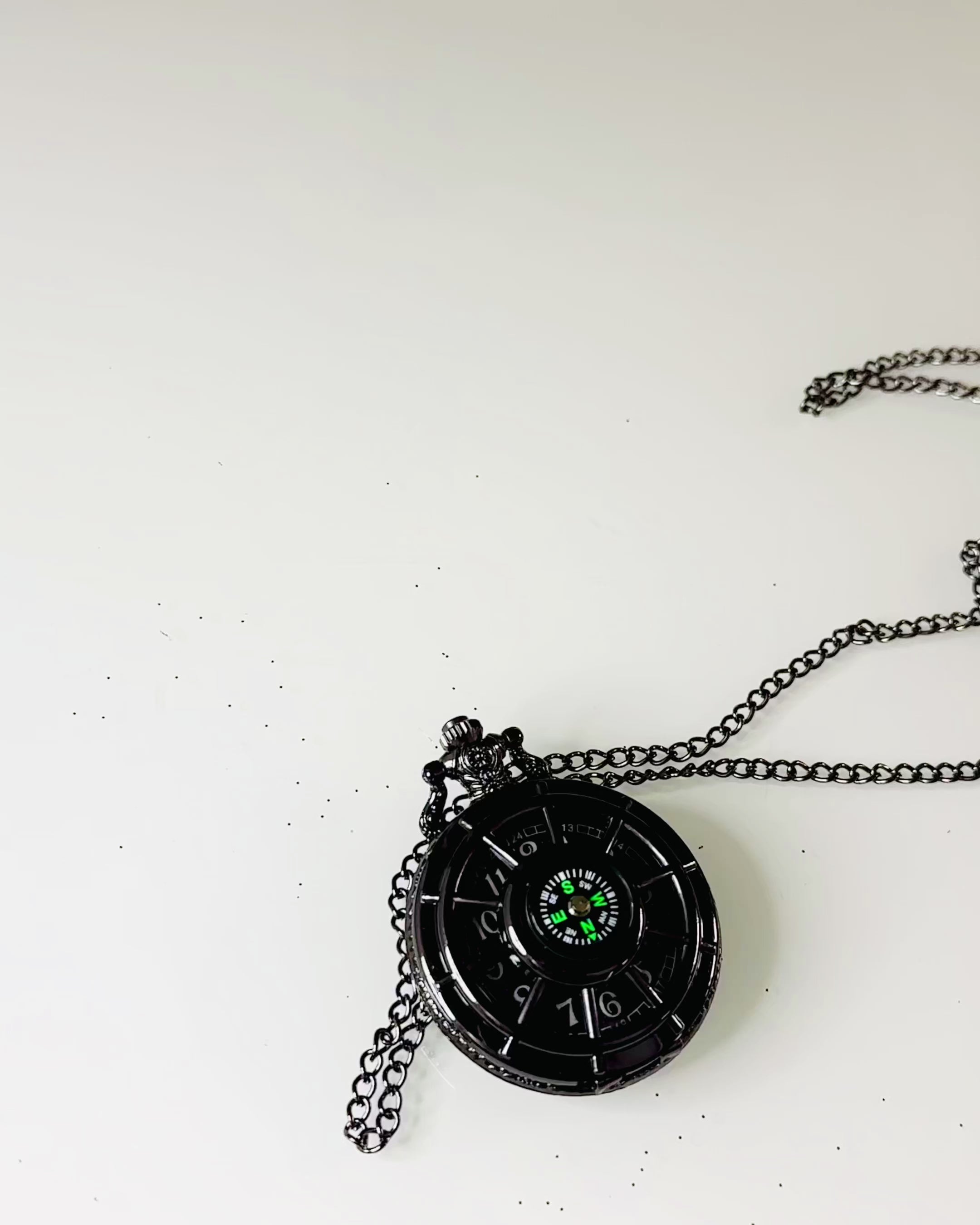 Zsebóra iránytűvel – Elegáns vintage stílusú medál üreges vázzal és fekete számlappal, személyre szabható gravírozással
