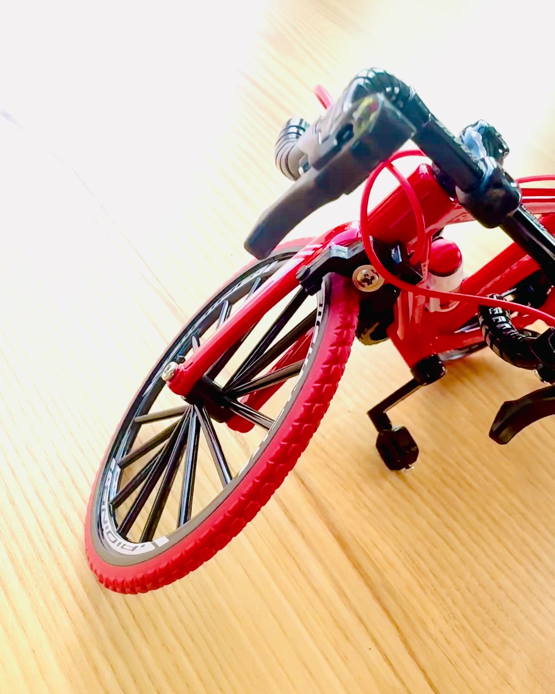 "SpeedMaster" Miniatűr Fém Modell Piros Kerékpár személyre szabás gravírozással ajándékba, 2 színváltozatban