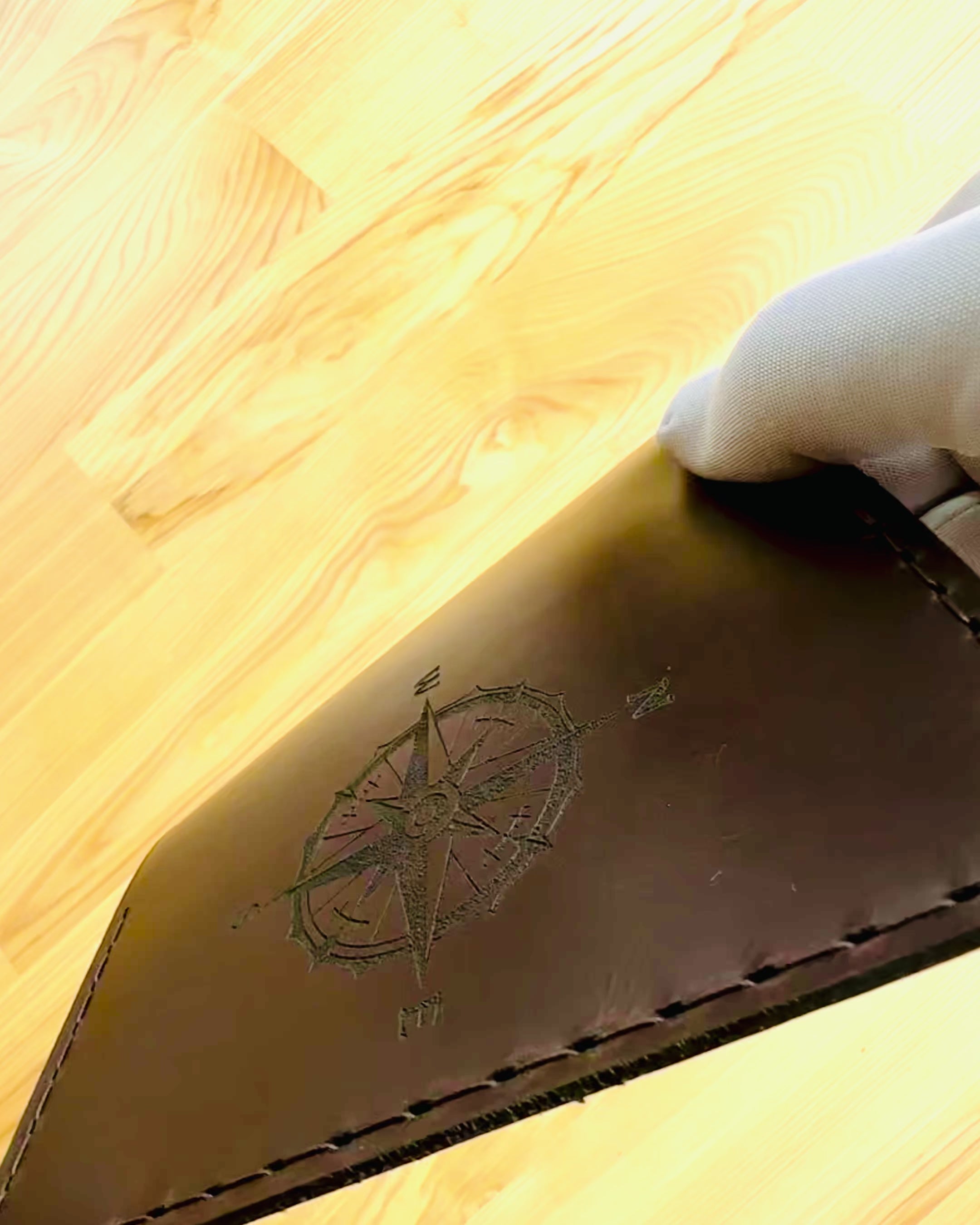 "Utazó" tok - Bőr tok útlevélhez, gravírozással személyre szabható - 2 színváltozat