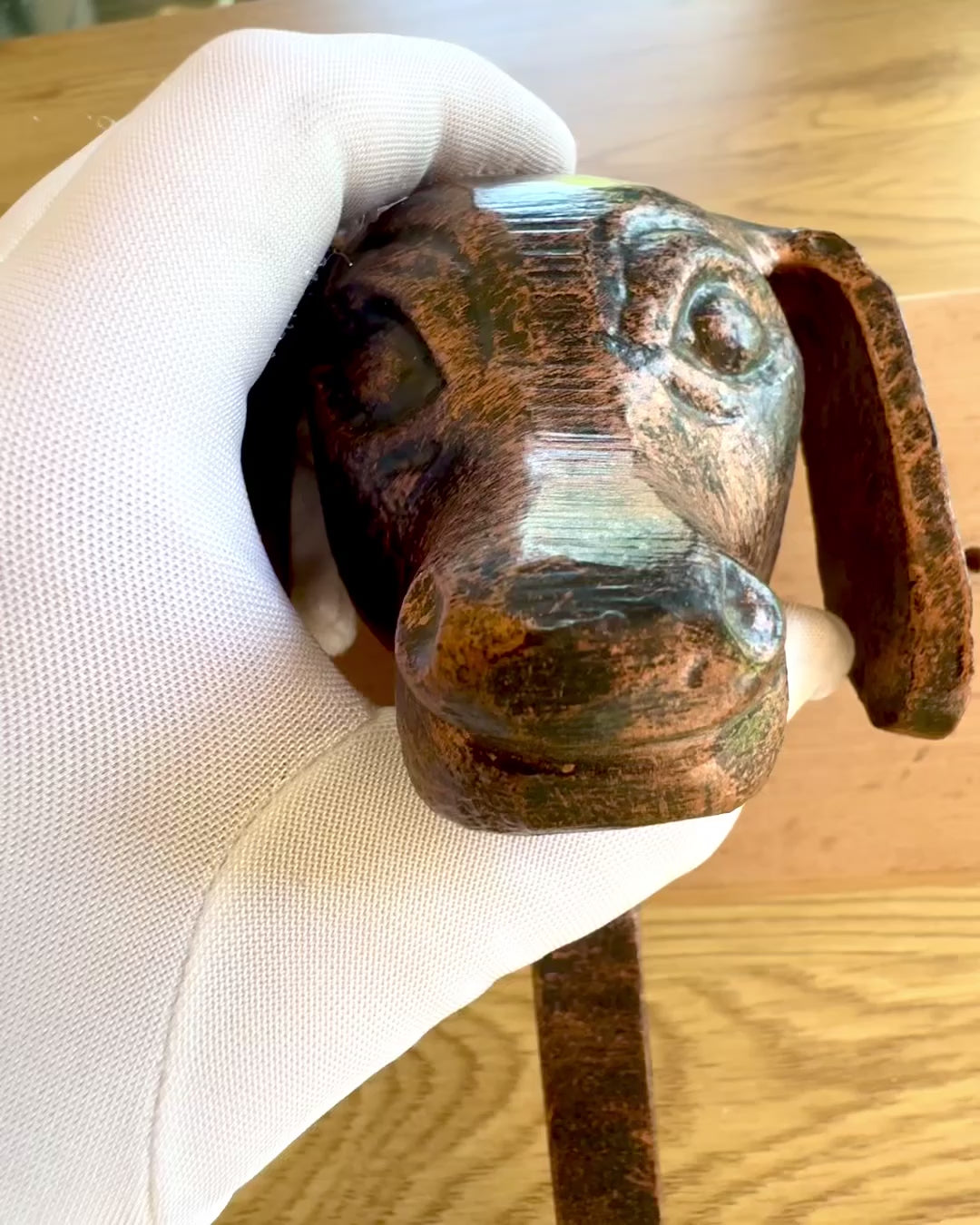 Sárgaréz akasztó Kutya Barát, kézzel készített, személyre szabható gravírozással a fán