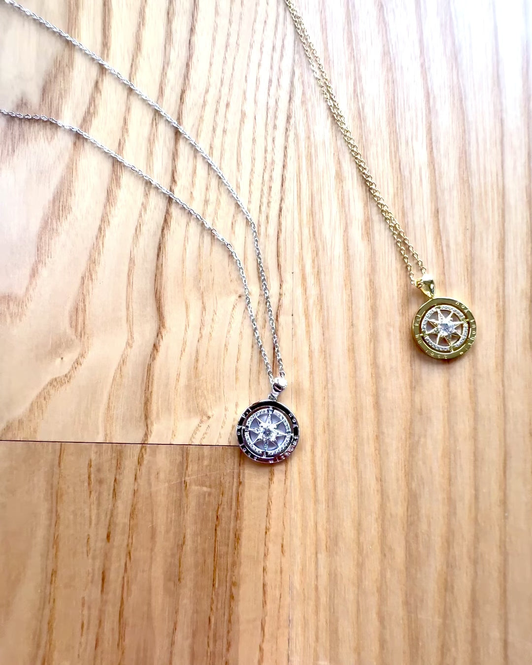 Naszyjnik Kompasu "Gwiezdny Kierunek", możliwość personalizacji grawerem, 2 warianty kolorystyczne do wyboru