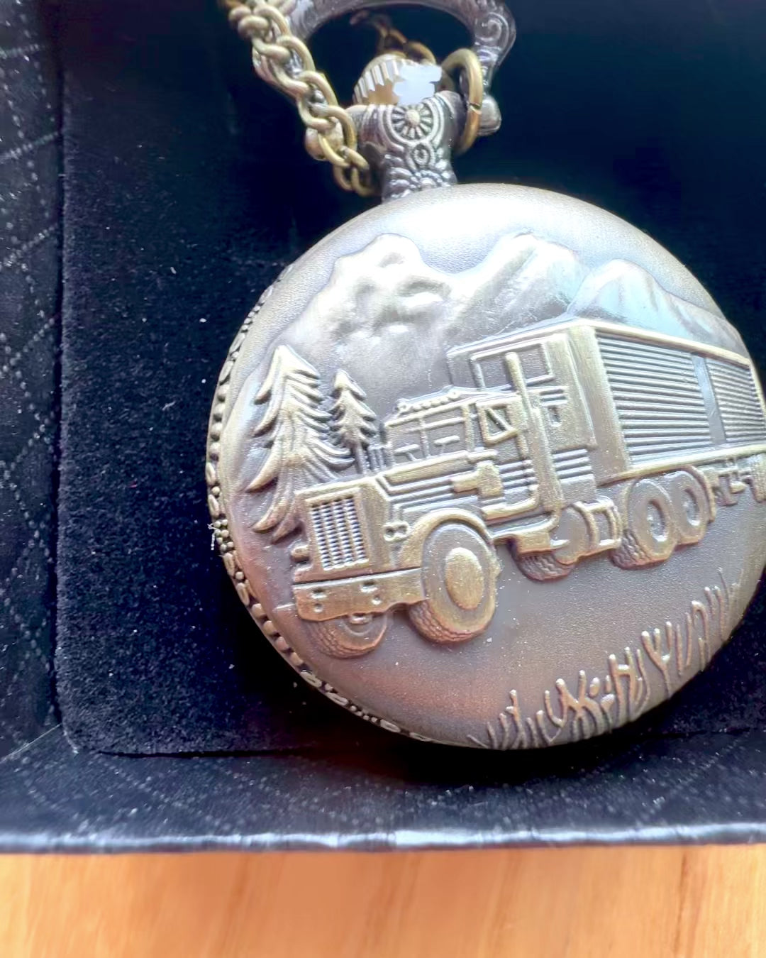 „Road King” Zsebóra – Teherautó motívummal, gravírozással, ajándékba