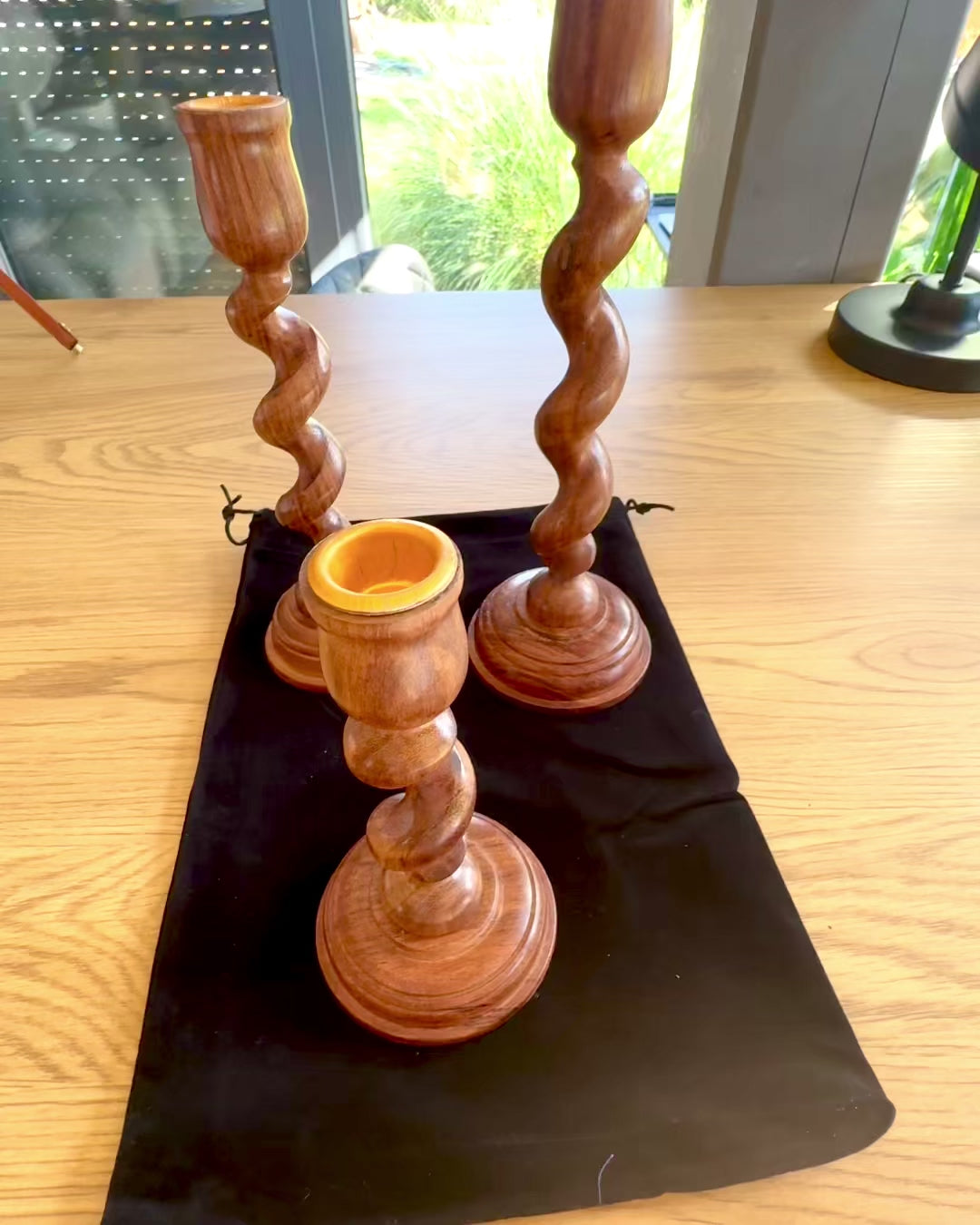 „Spirális Fény” 3 darabos gyertyatartó készlet, 25 cm magas, személyre szabható gravírozással ajándékba