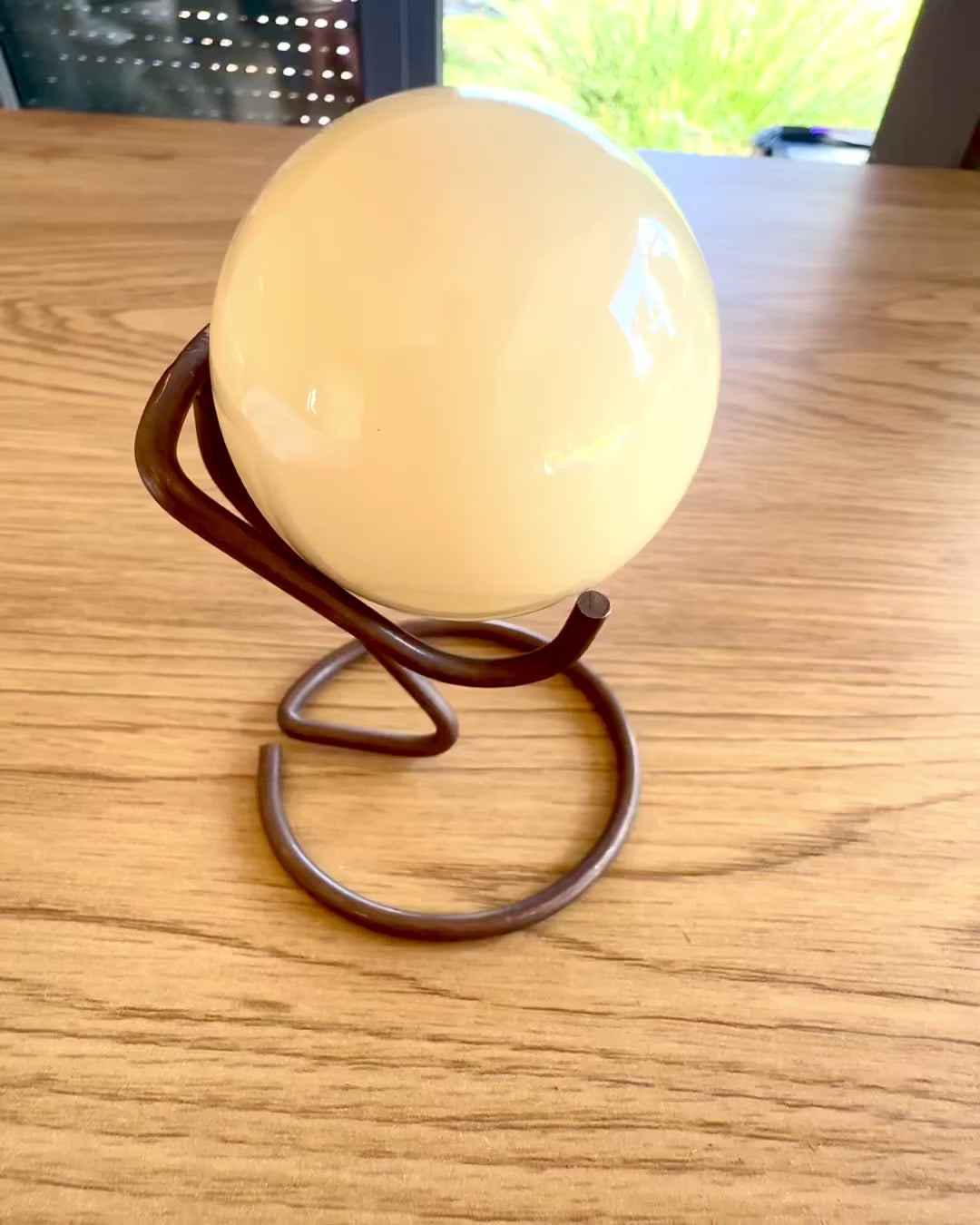 Biliárdgolyó réz talapzaton, személyre szabható gravírozással ajándékba