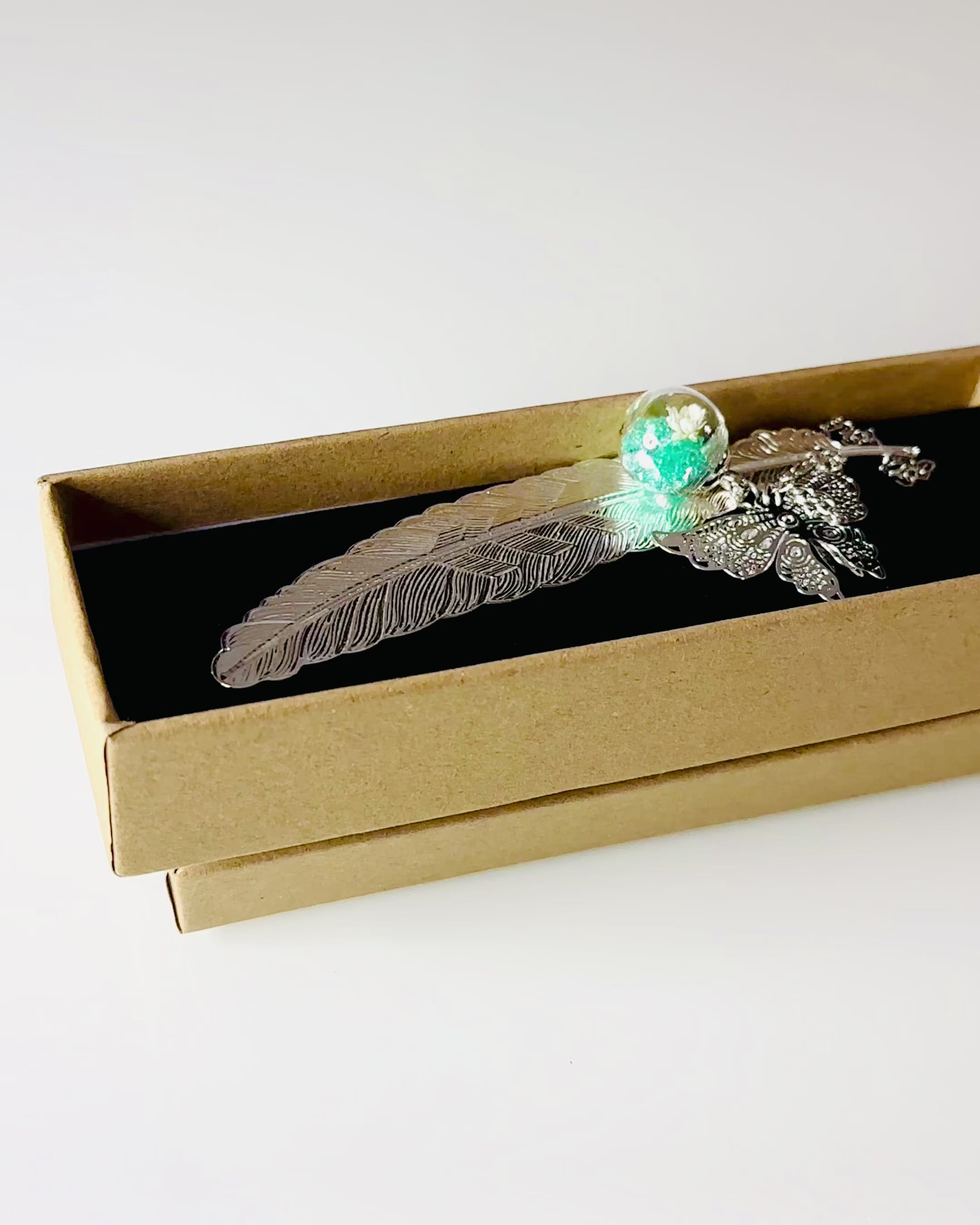 Kreatywna Zakładka do książki w Stylu Retro z Motywem Pióra i Motyla – Elegancki Prezent Promocyjny, Kolor Srebrny/Niebieski