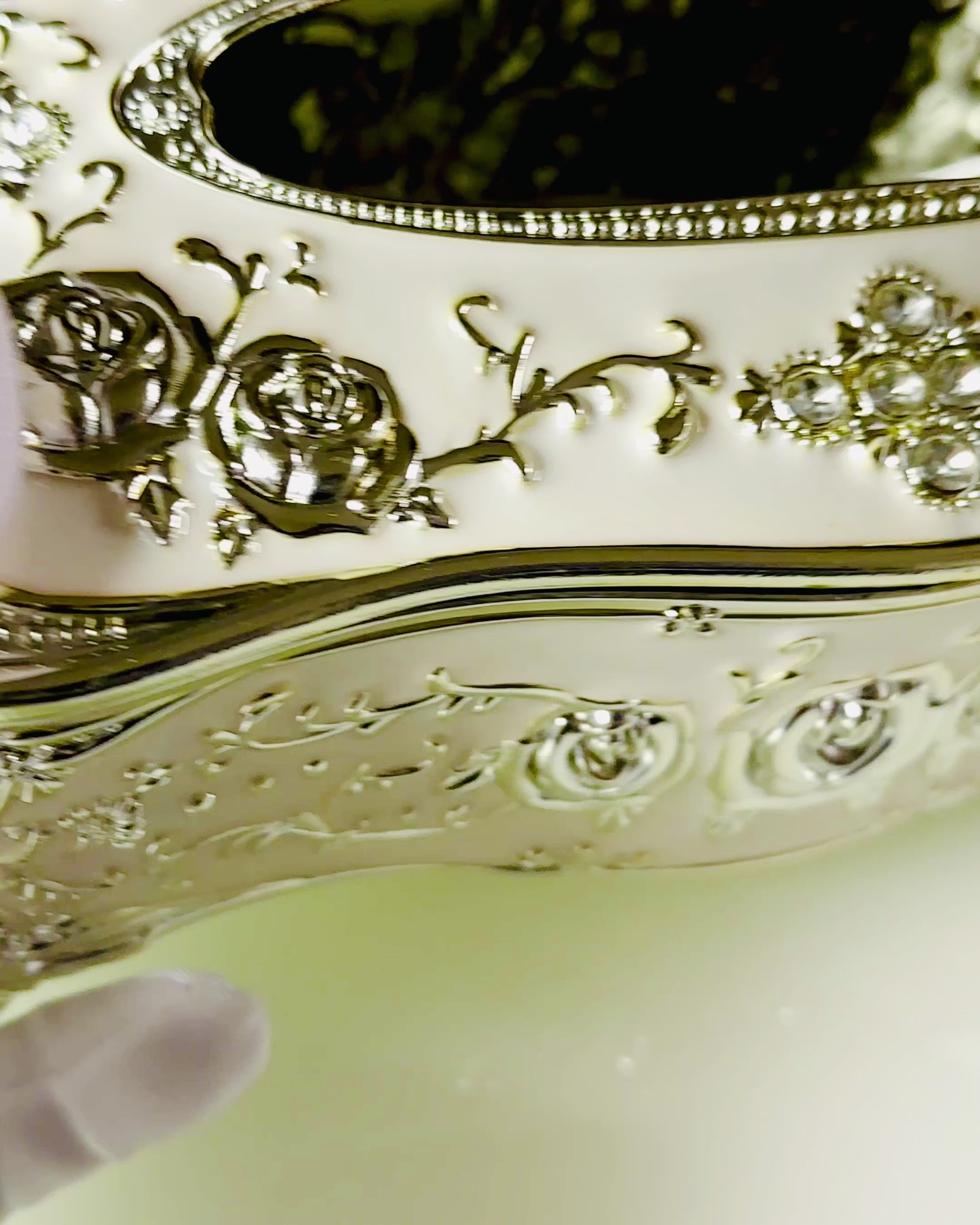 Dombornyomott Rózsamintás Zsebkendőtartó Doboz - Elegáns Kiegészítő a Belső Terekhez, fehér