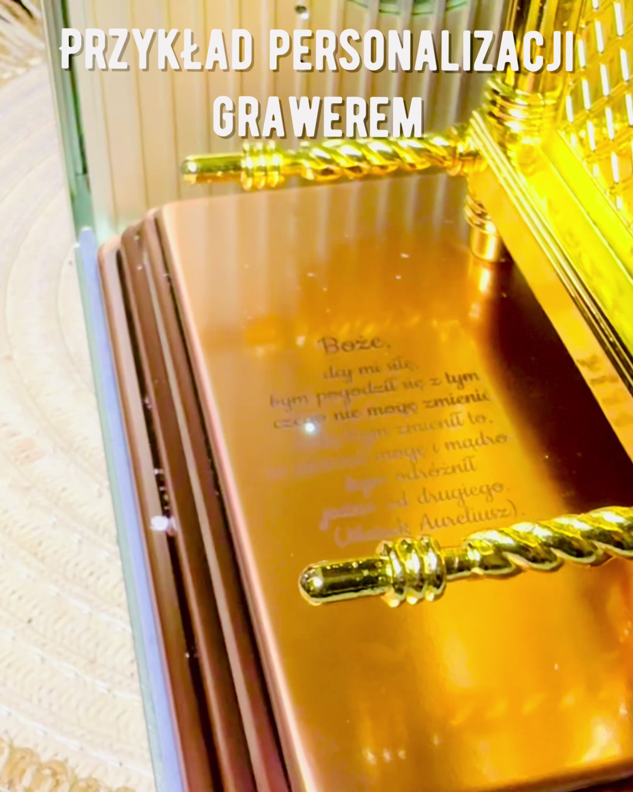 "A Szövetség Ládájának Fenséges Miniatúrája Arany Keretben 11,2 x 5,8 x 7,3 cm - Exkluzív láda, Dekoráció Arany Kiadásban"