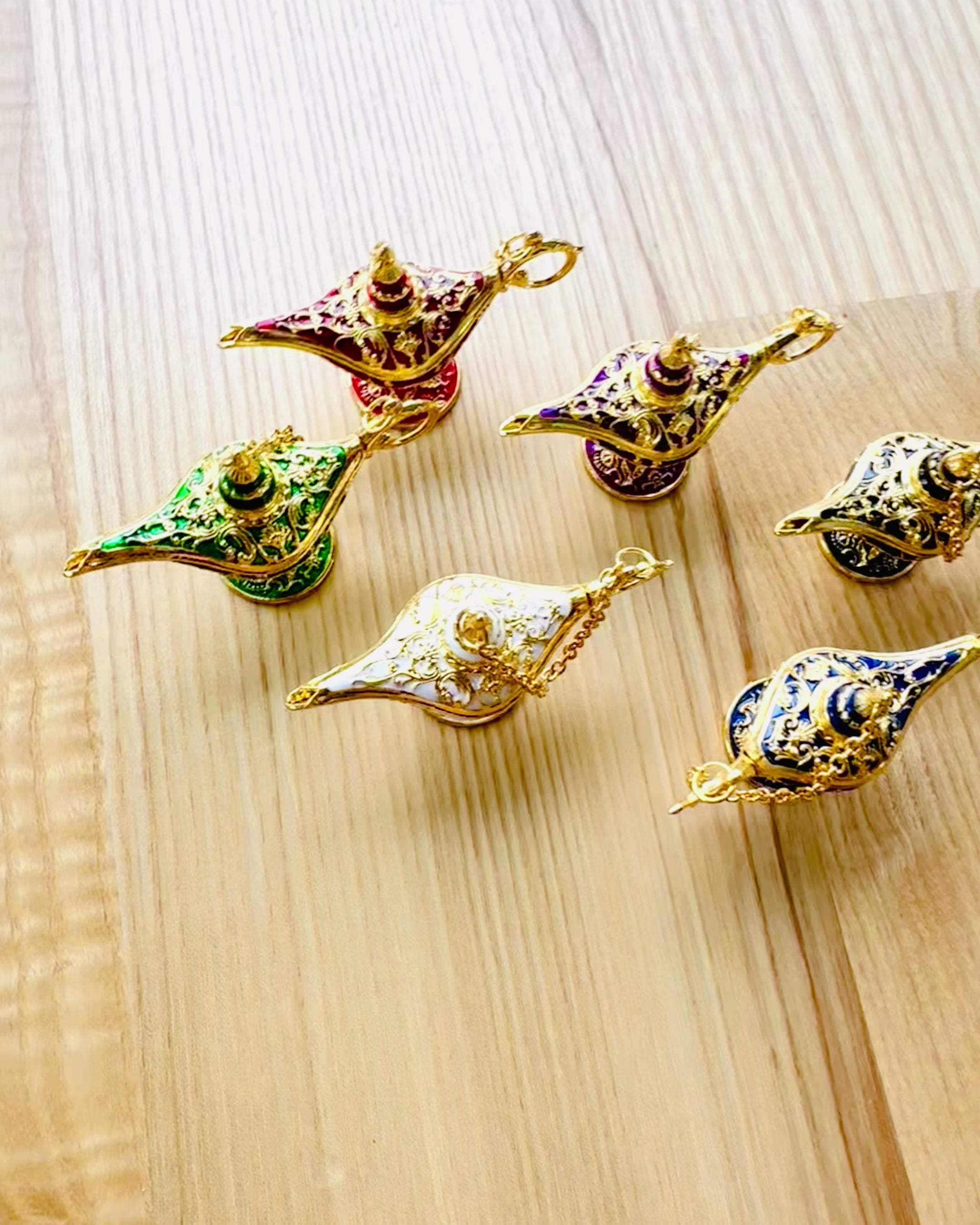 Kis 4 cm-es Varázslámpa Aladdiné, kulcstartó, 6 színváltozat - Elvarázsolt Emlékek, személyre szabás gravírozással