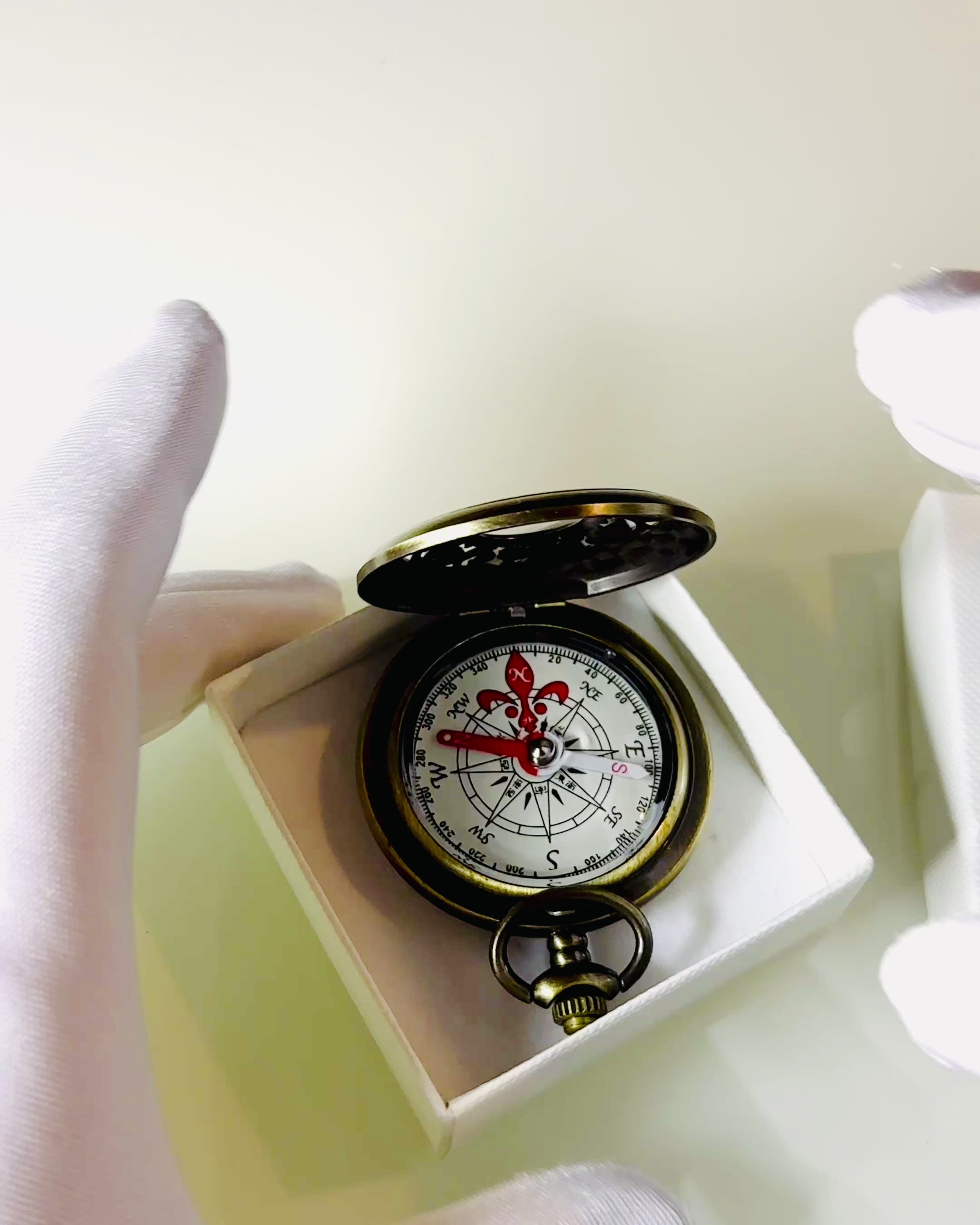 Vintage stílusú navigációs iránytű áttört mintával – barna-arany színben