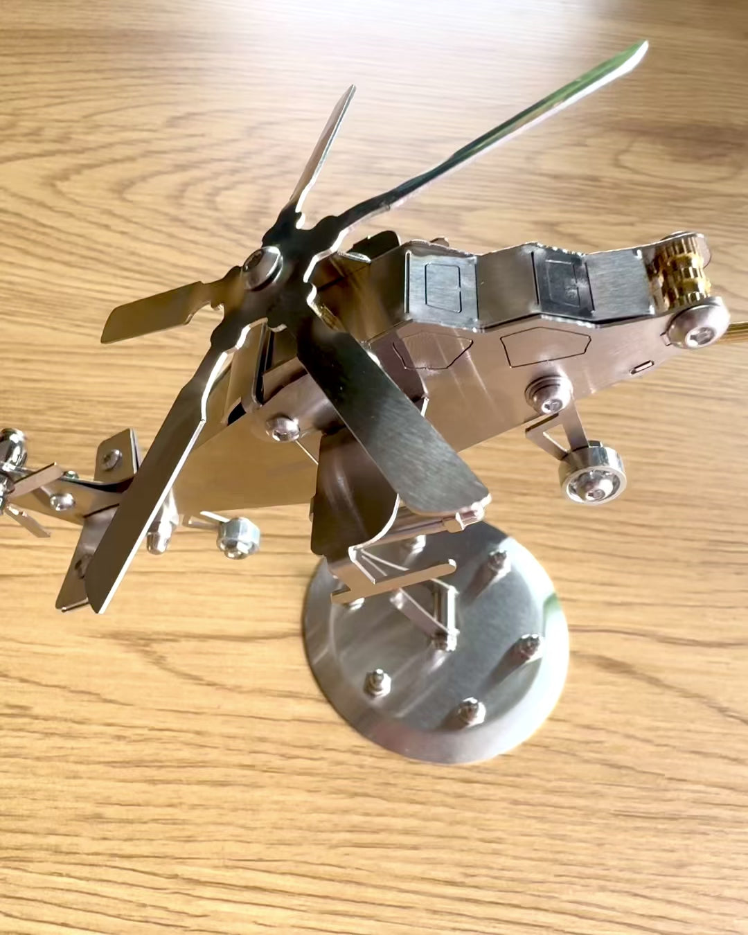 Fém Helikopter Modell „SkyRider” – Állítható Asztali Állvány személyre szabott gravírozással ajándékba