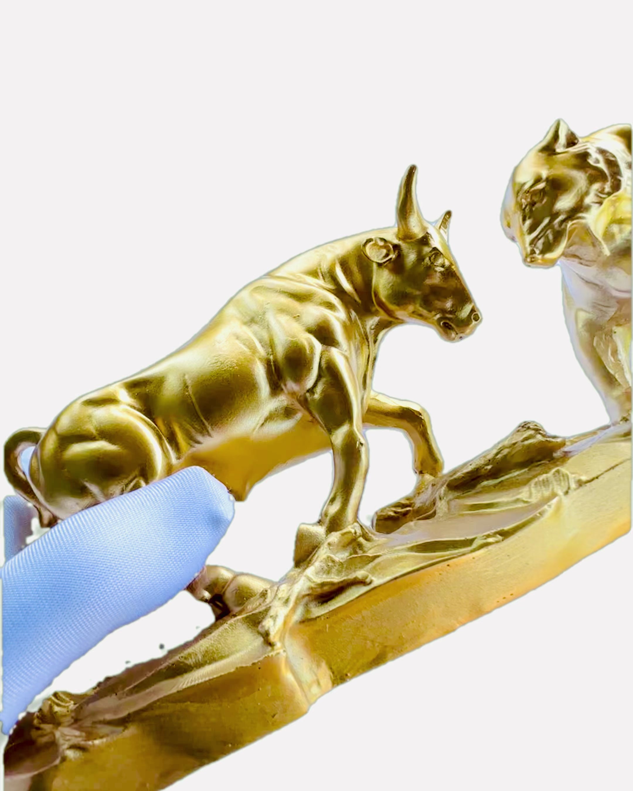 "Duel Mocarzy - Dekoratív Szobor Bika és Medve - személyre szabható gravírozással - arany szín"