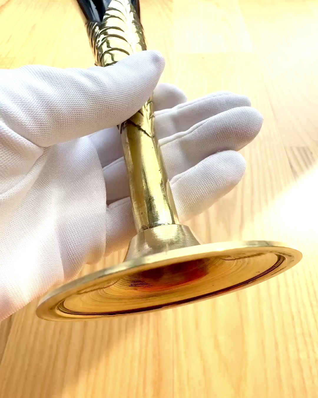 „A Kézművesség Szelleme” pohár bivalyszarvból és sárgarézből – kézzel készített Indiában, 22 cm, gravírozással személyre szabható ajándék