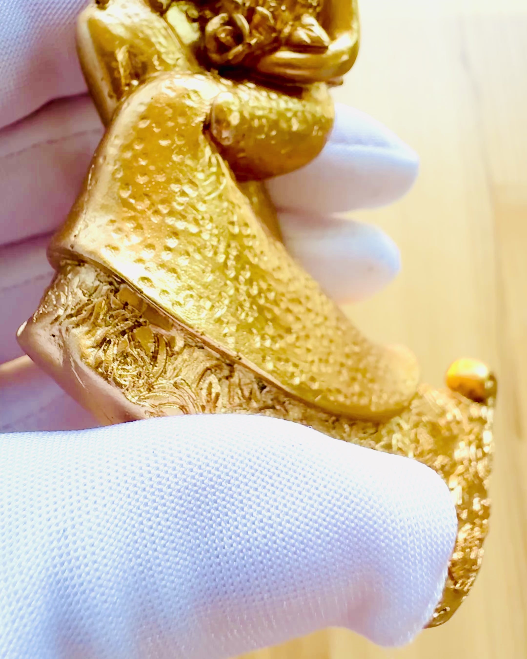 "Örök Szerelem" arany színű figura - 11 cm, Kis Dekoratív Figura Gravírozási Lehetőséggel