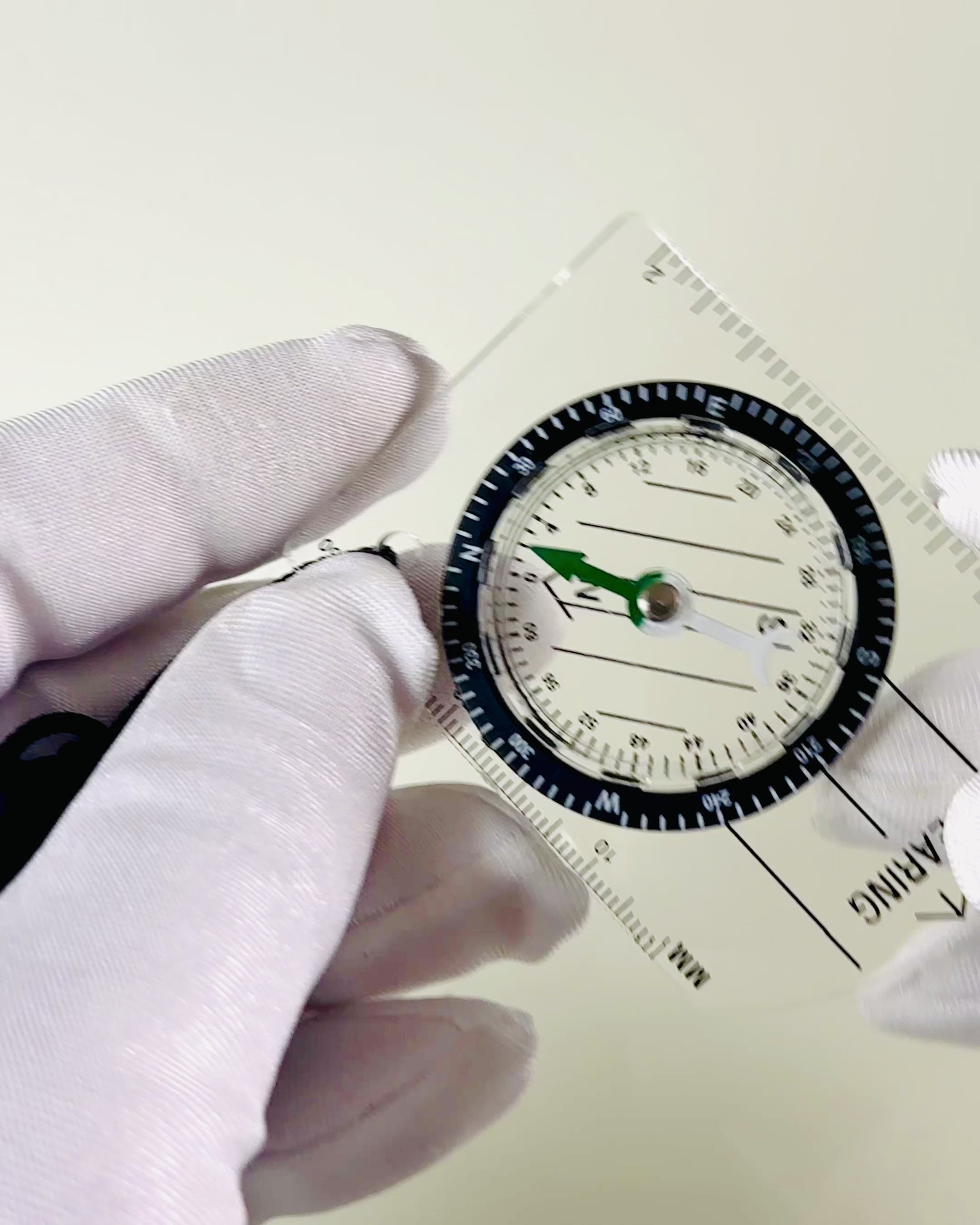 Turisztikai iránytű "Kalandor Útmutató" - Átlátszó, Mini Akril Függőzsinórral és Térkép Skálával, Gravírozással