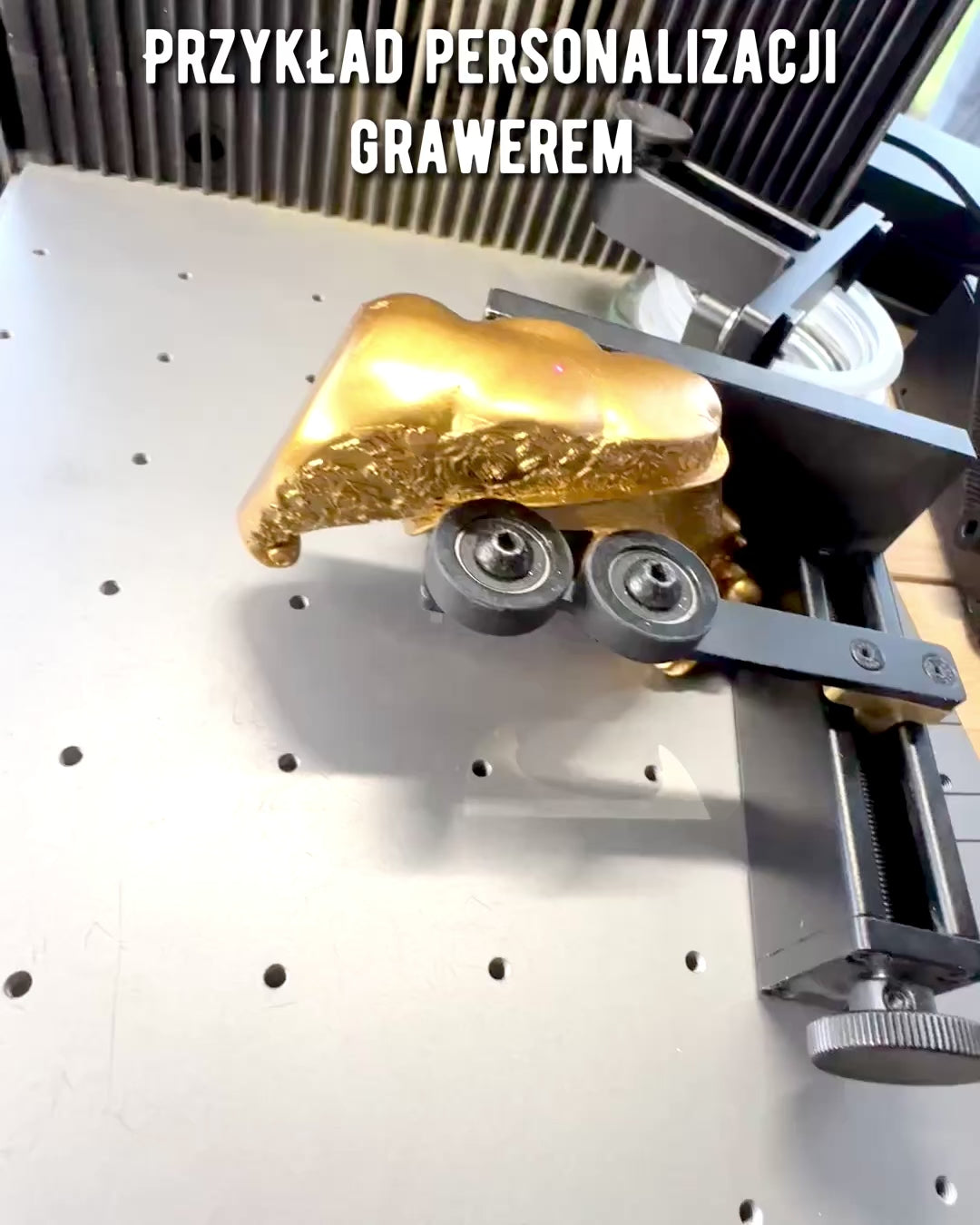 "Örök Szerelem" arany színű figura - 11 cm, Kis Dekoratív Figura Gravírozási Lehetőséggel