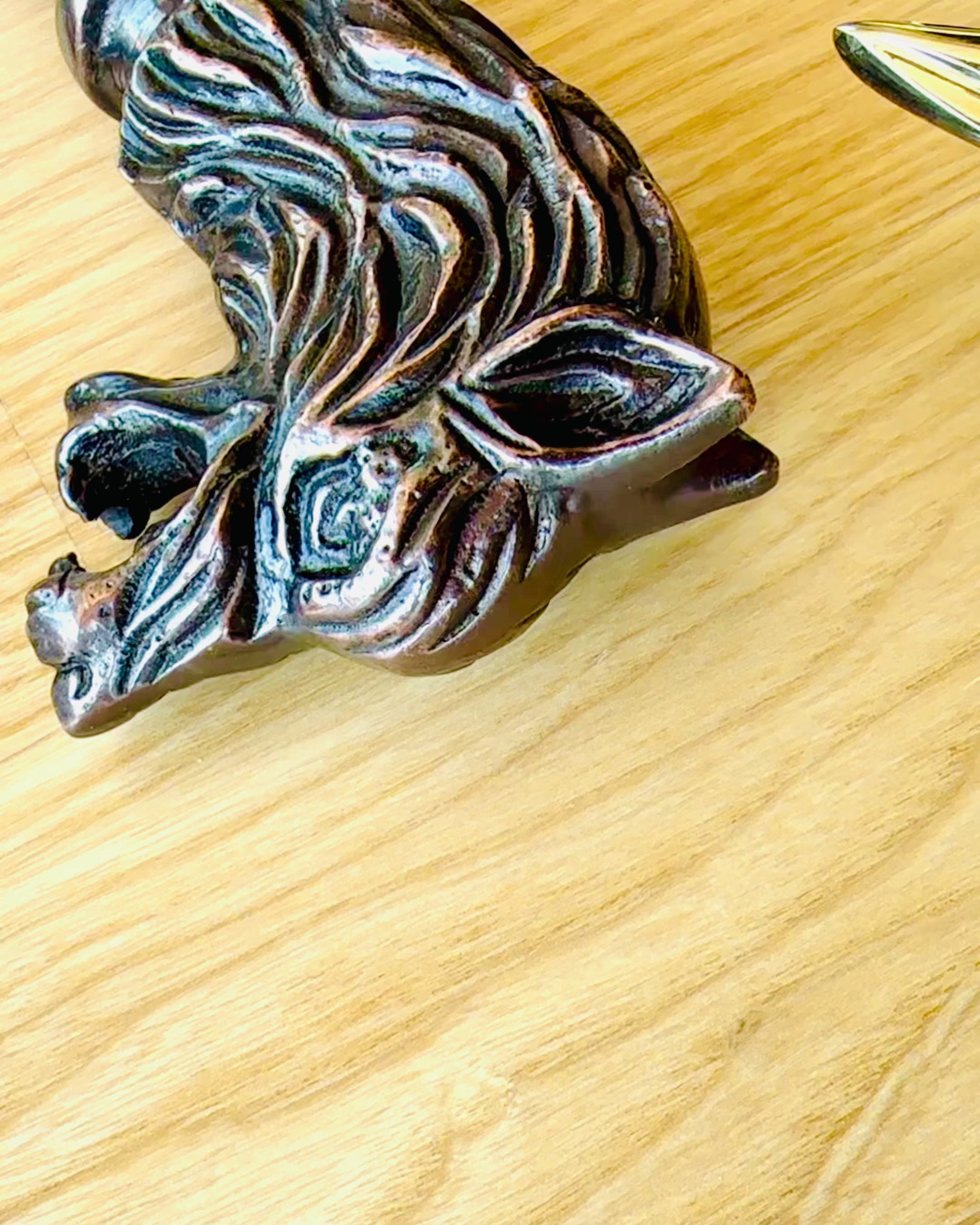 'Wolf' - Indiai Mangófa Gravírozási Lehetőséggel, barna faragott mintával