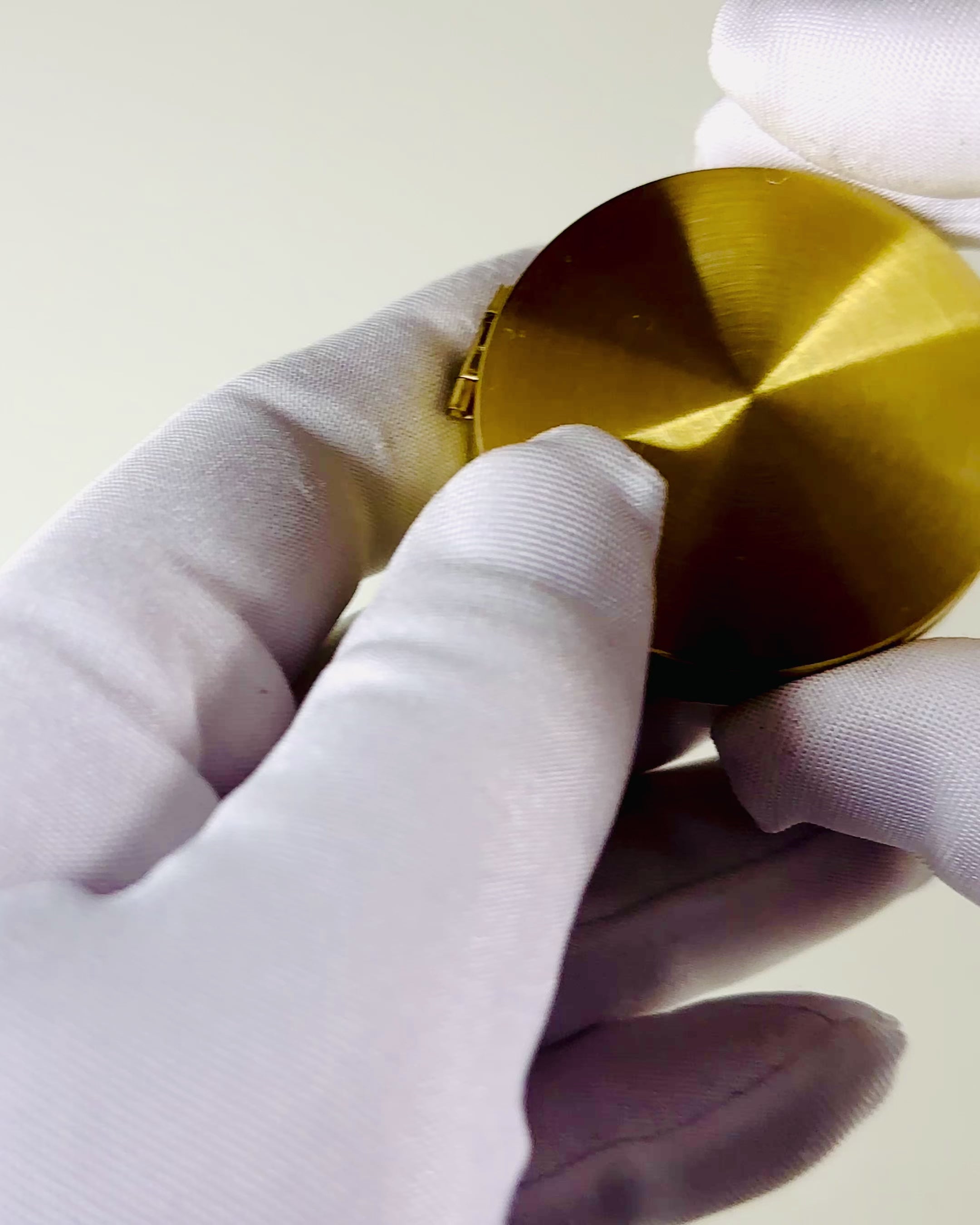 Retro Stílusú Navigációs Iránytű – Hordozható és Precíz Iránymeghatározó Eszköz Utazók és Felfedezők Számára. Gravírozás, személyre szabás.