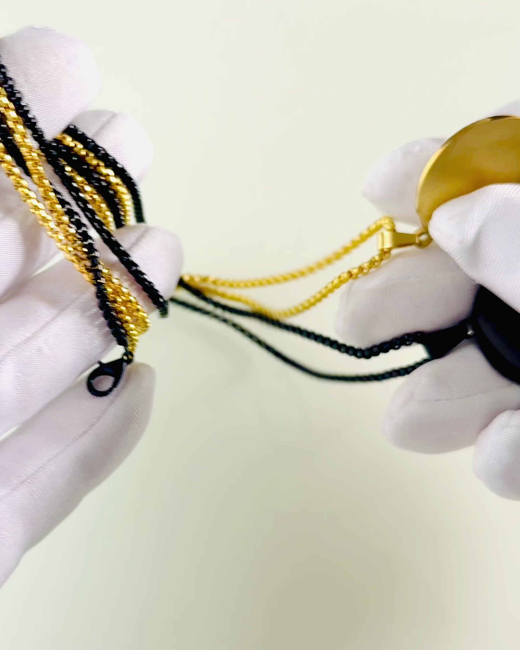 "Urban Elegance" medál – Kerek Medál Két Színű Rozsdamentes Acélból, Személyre Szabható