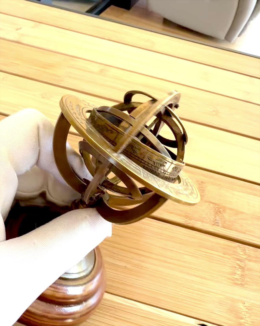 Mosiężna Armilla „AstroGlobe” 13 cm magasságú, Kézzel Készített Gravírozási Lehetőséggel, irodai dekoráció