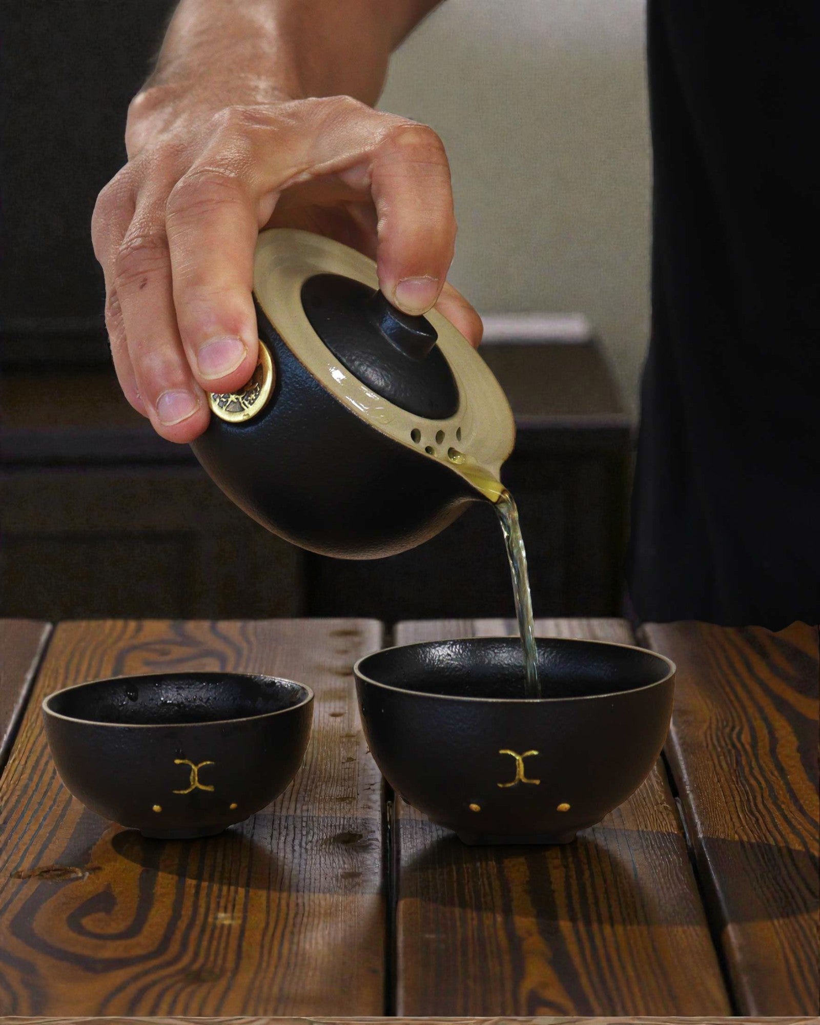 A szerencse fekete macskája – Teakészlet 2 csészével (Fekete)