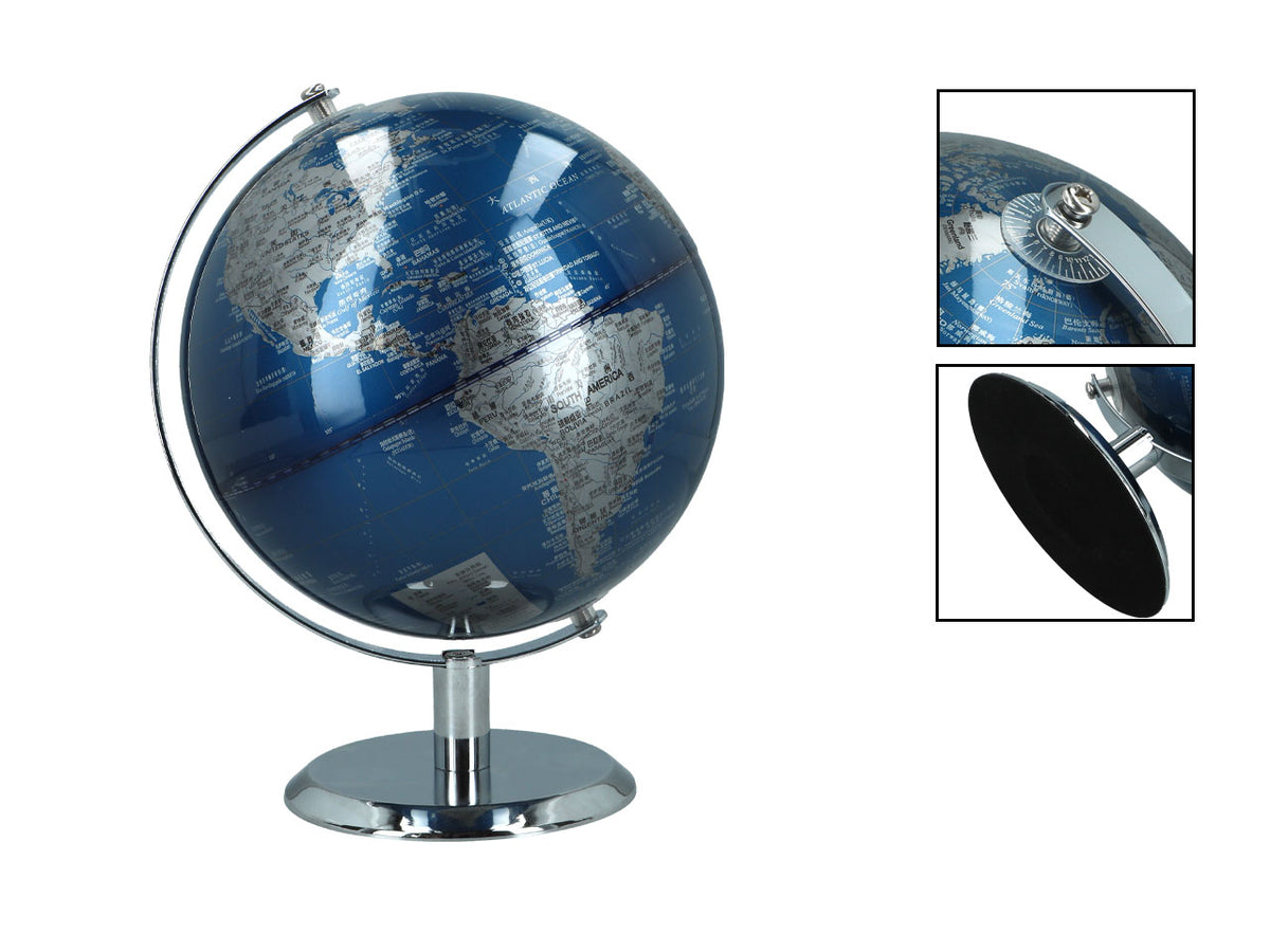 Mały globus dekoracyjny w kolorystyce niebiesko-srebrnej z możliwością personalizacji grawerem, idealny na prezent, wysokość 20 cm, elegancka dekoracja salonu z nazwami geograficznymi w języku angielskim i chińskim.